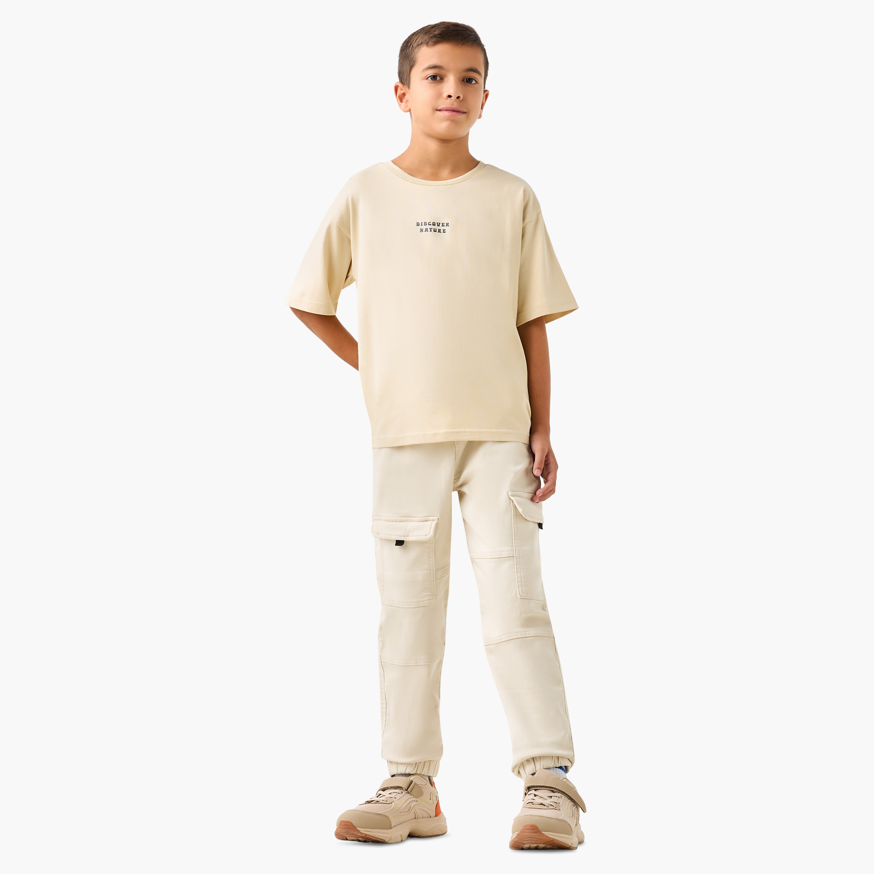 تيشيرت بياقة ضيقة وأكمام قصيرة وطبعات تايبوجرافيك من جونيورز-boys-clothing-tshirtsandpolos-image-2