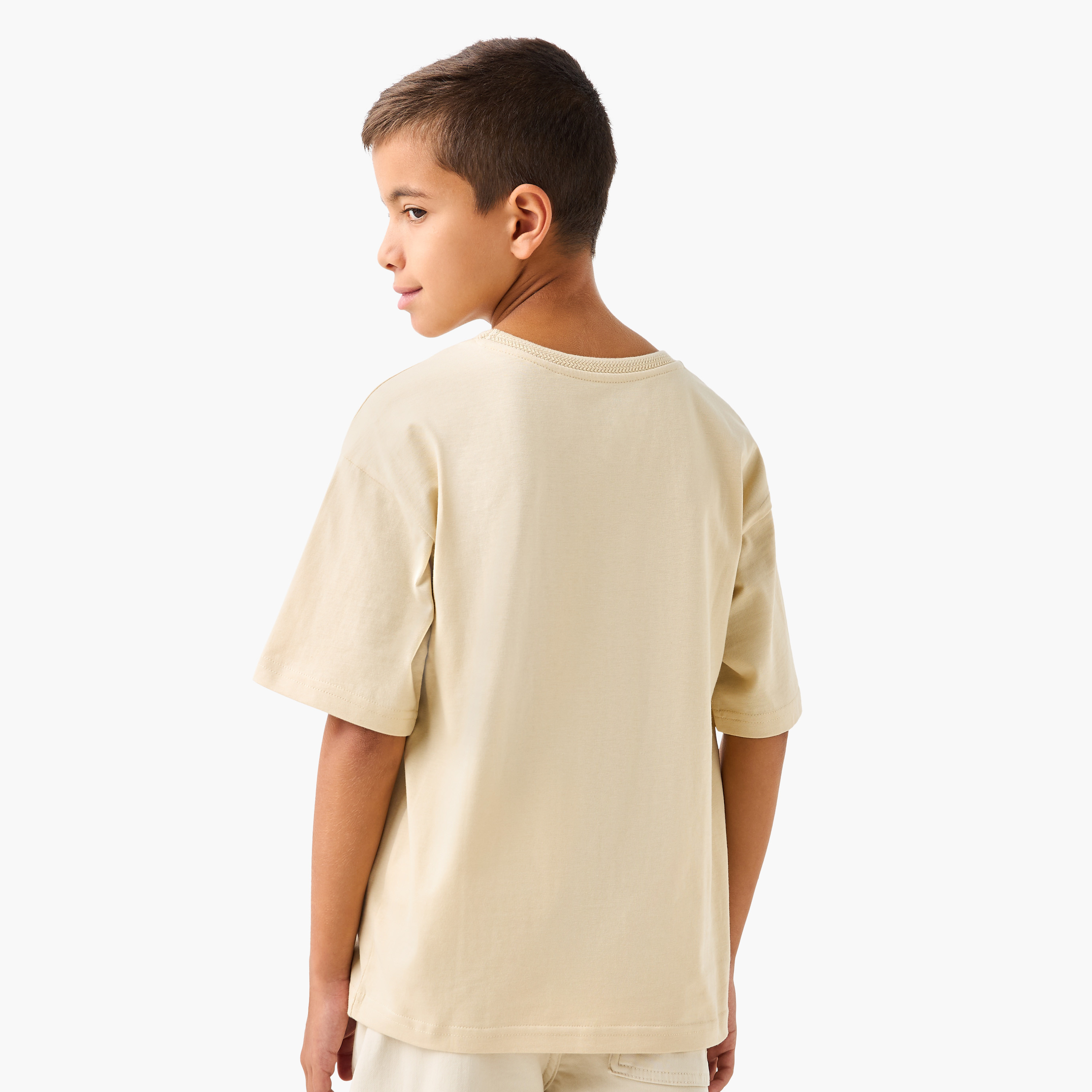تيشيرت بياقة ضيقة وأكمام قصيرة وطبعات تايبوجرافيك من جونيورز-boys-clothing-tshirtsandpolos-image-3