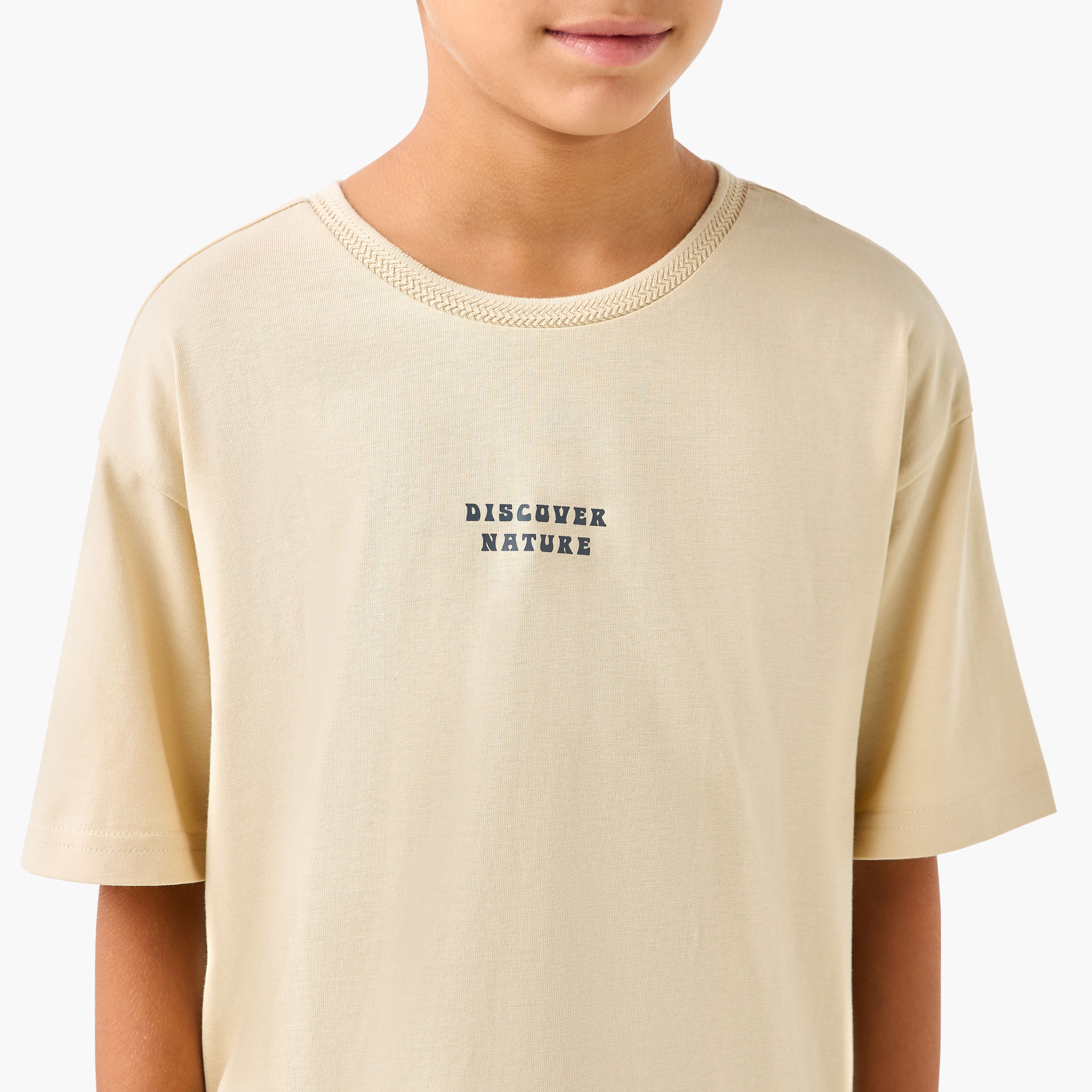 تيشيرت بياقة ضيقة وأكمام قصيرة وطبعات تايبوجرافيك من جونيورز-boys-clothing-tshirtsandpolos-image-4