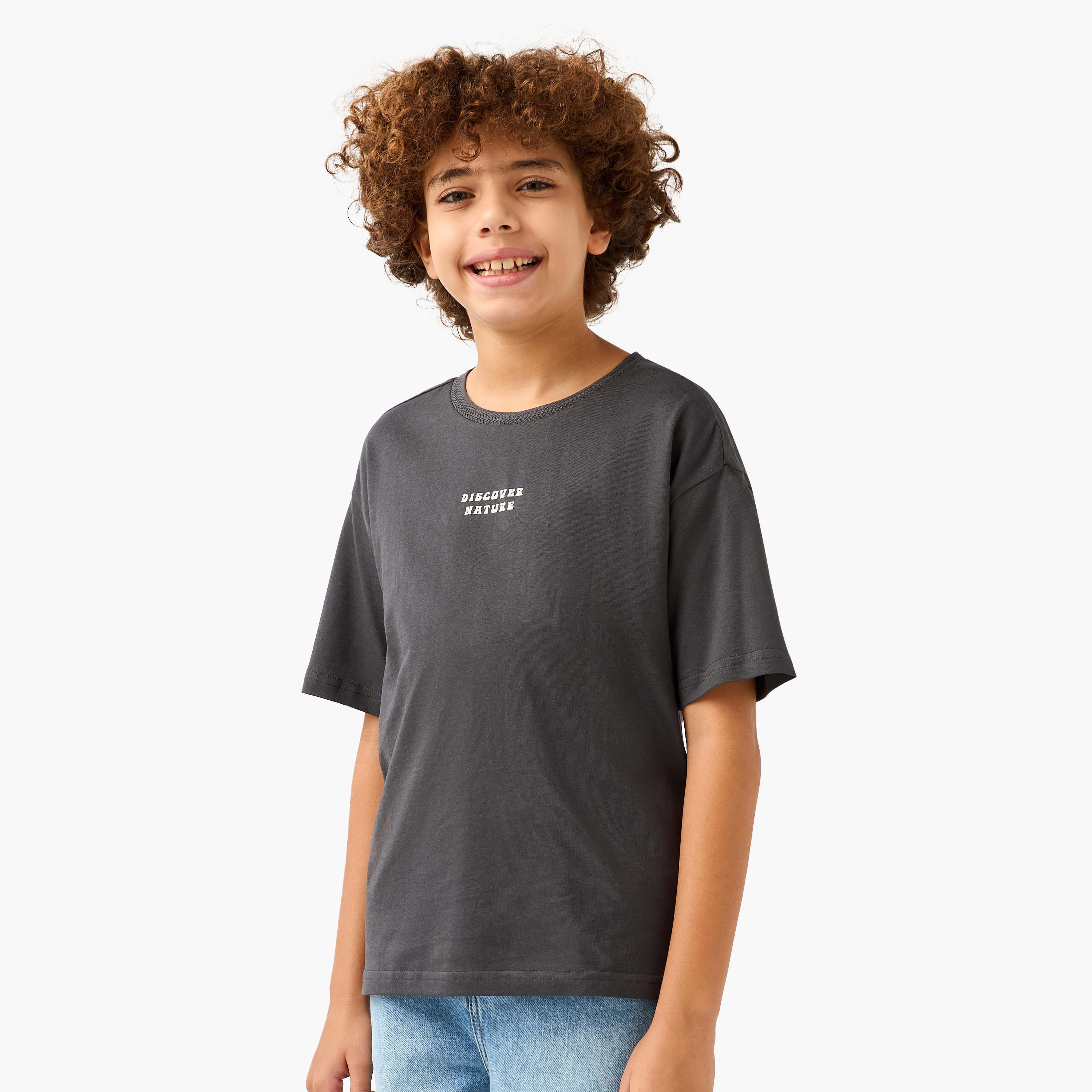تيشيرت بياقة ضيّقة وأكمام قصيرة وطبعات تايبوجرافيك من جونيورز-boys-clothing-tshirtsandpolos-image-1