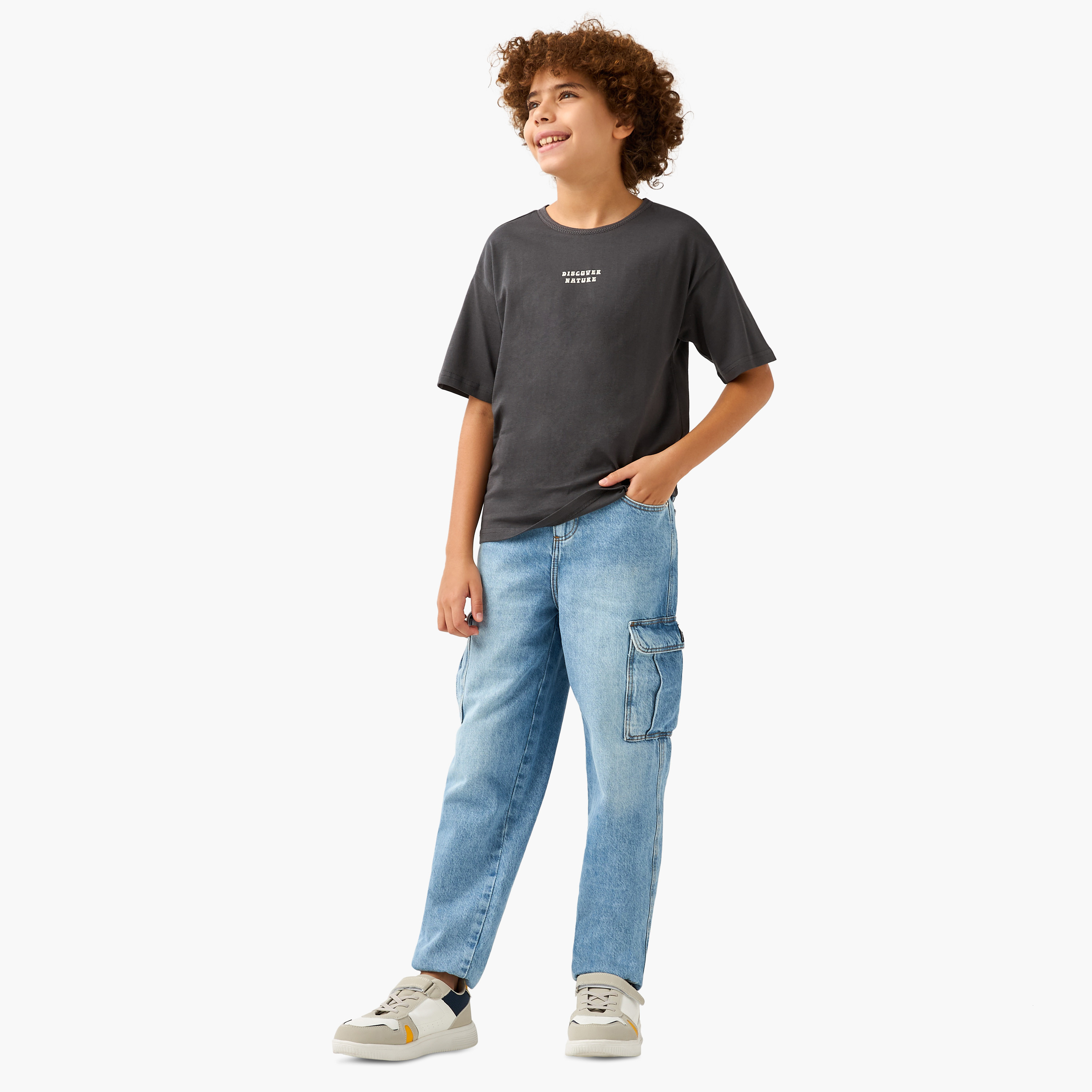 تيشيرت بياقة ضيّقة وأكمام قصيرة وطبعات تايبوجرافيك من جونيورز-boys-clothing-tshirtsandpolos-image-2