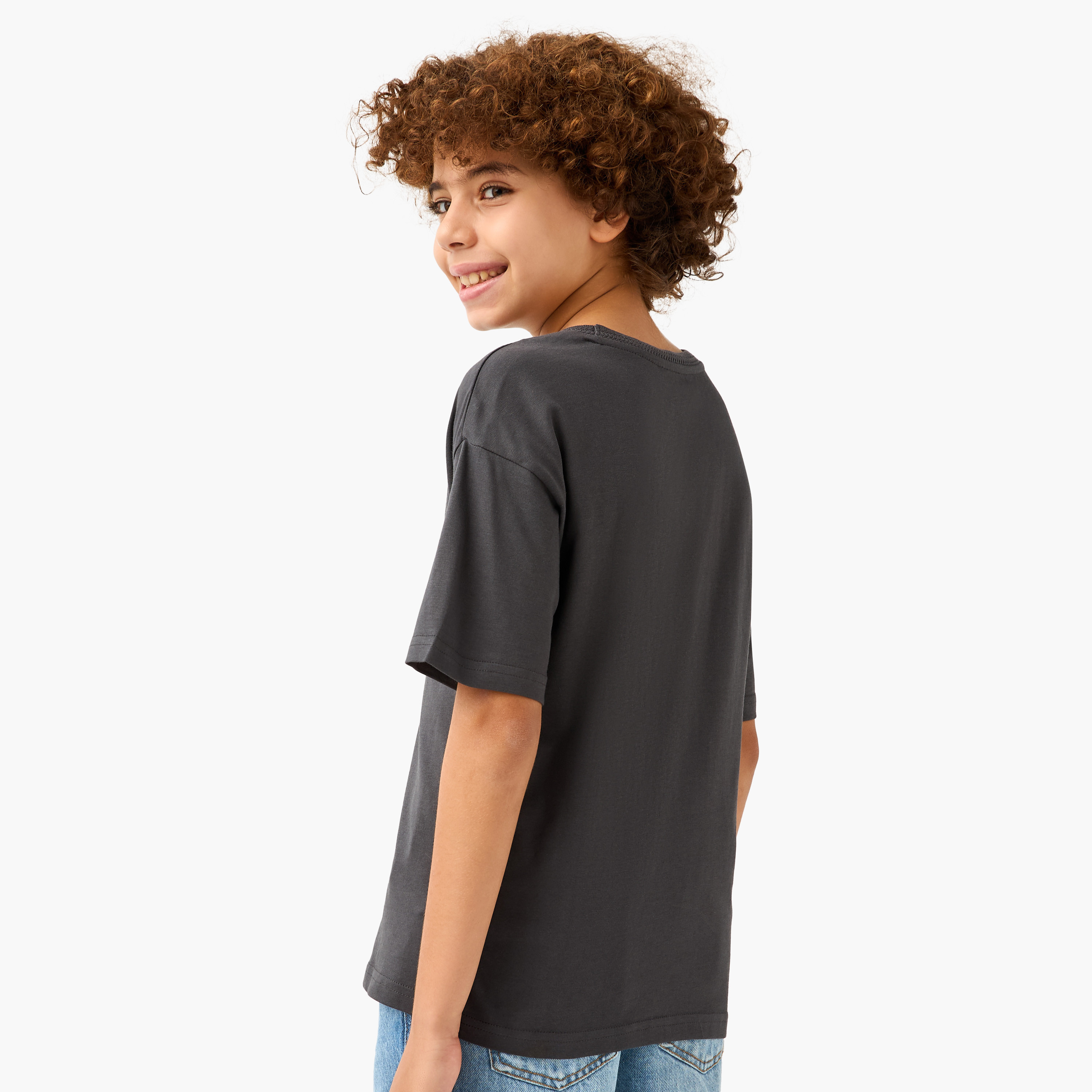 تيشيرت بياقة ضيّقة وأكمام قصيرة وطبعات تايبوجرافيك من جونيورز-boys-clothing-tshirtsandpolos-image-3