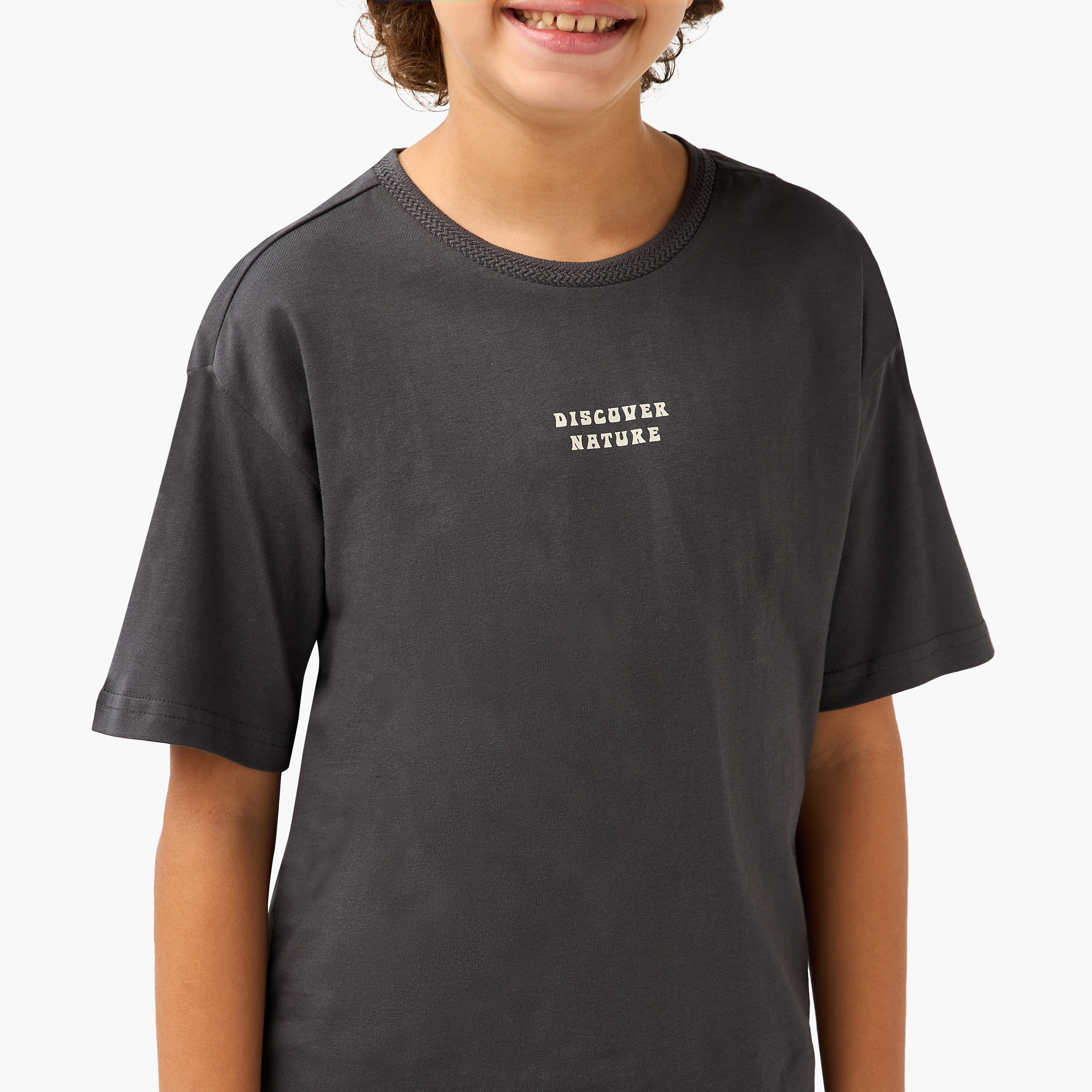 تيشيرت بياقة ضيّقة وأكمام قصيرة وطبعات تايبوجرافيك من جونيورز-boys-clothing-tshirtsandpolos-image-4