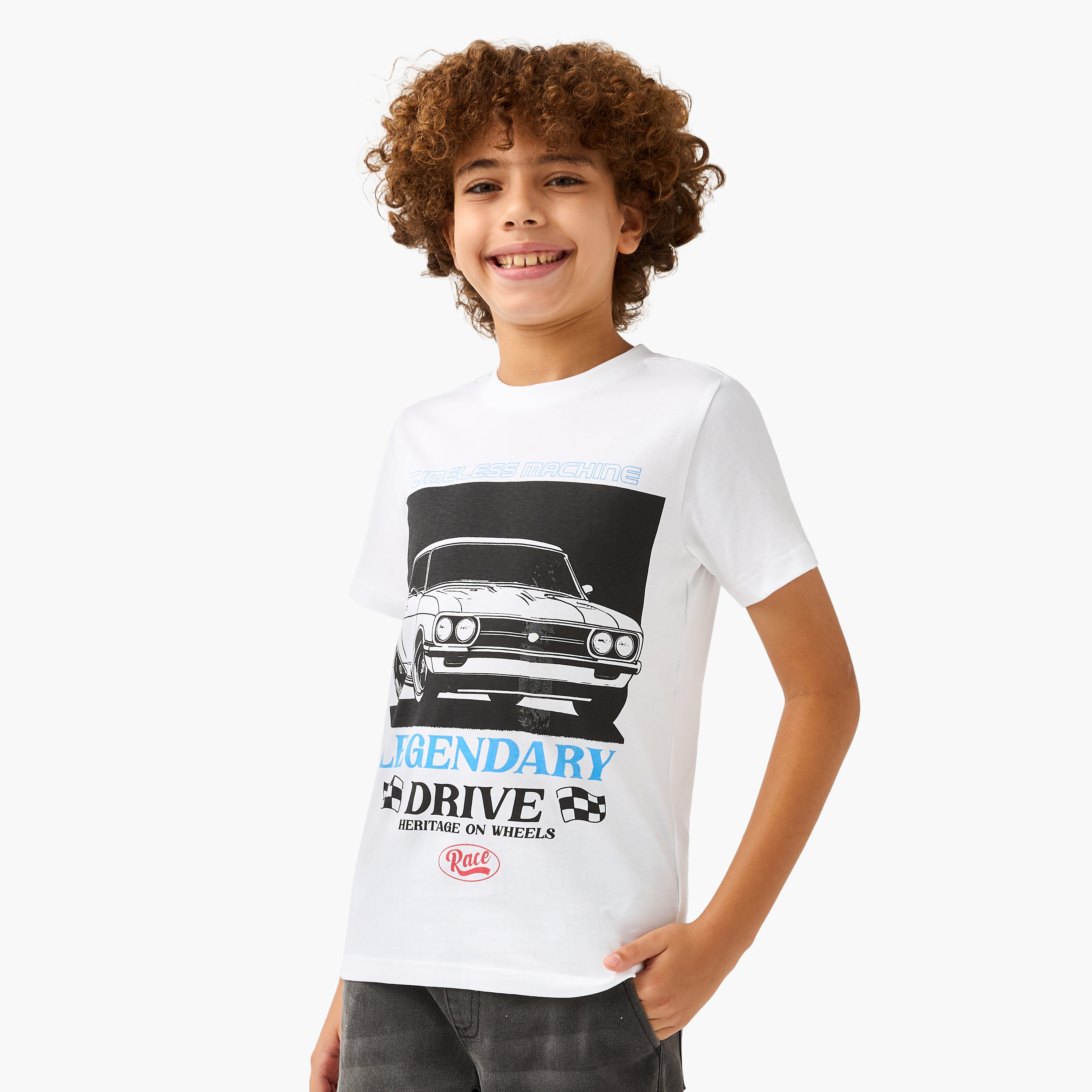تيشيرت بياقة ضيقة وأكمام قصيرة وطبعات جرافيك من جونيورز-boys-clothing-tshirtsandpolos-image-1