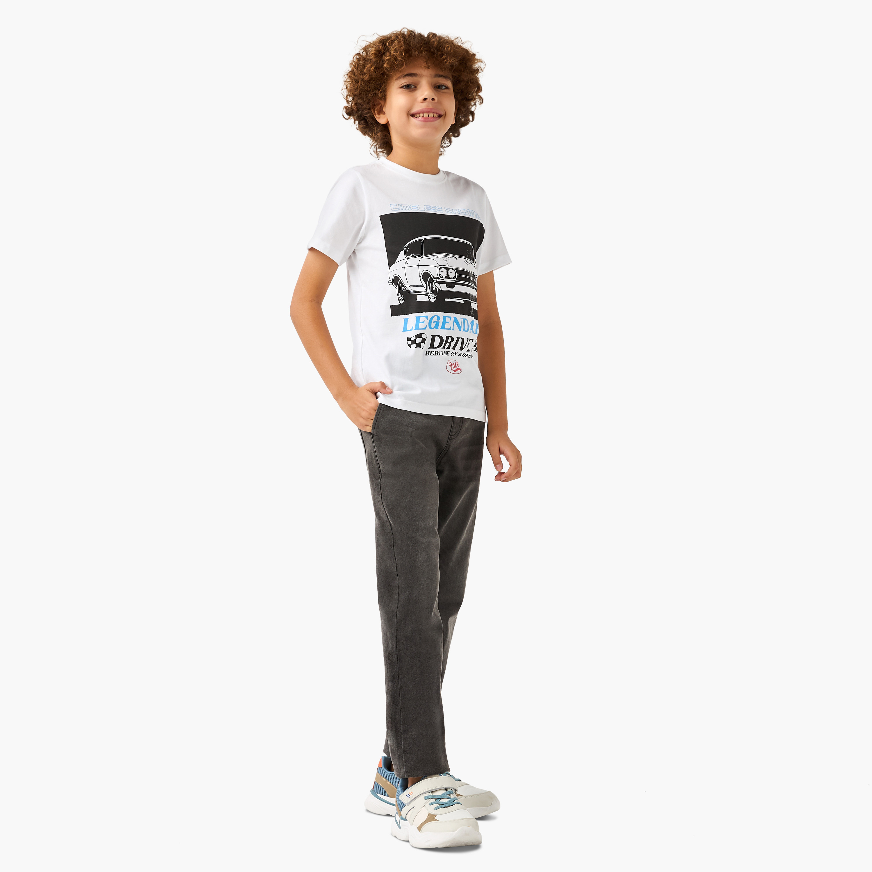 تيشيرت بياقة ضيقة وأكمام قصيرة وطبعات جرافيك من جونيورز-boys-clothing-tshirtsandpolos-image-2