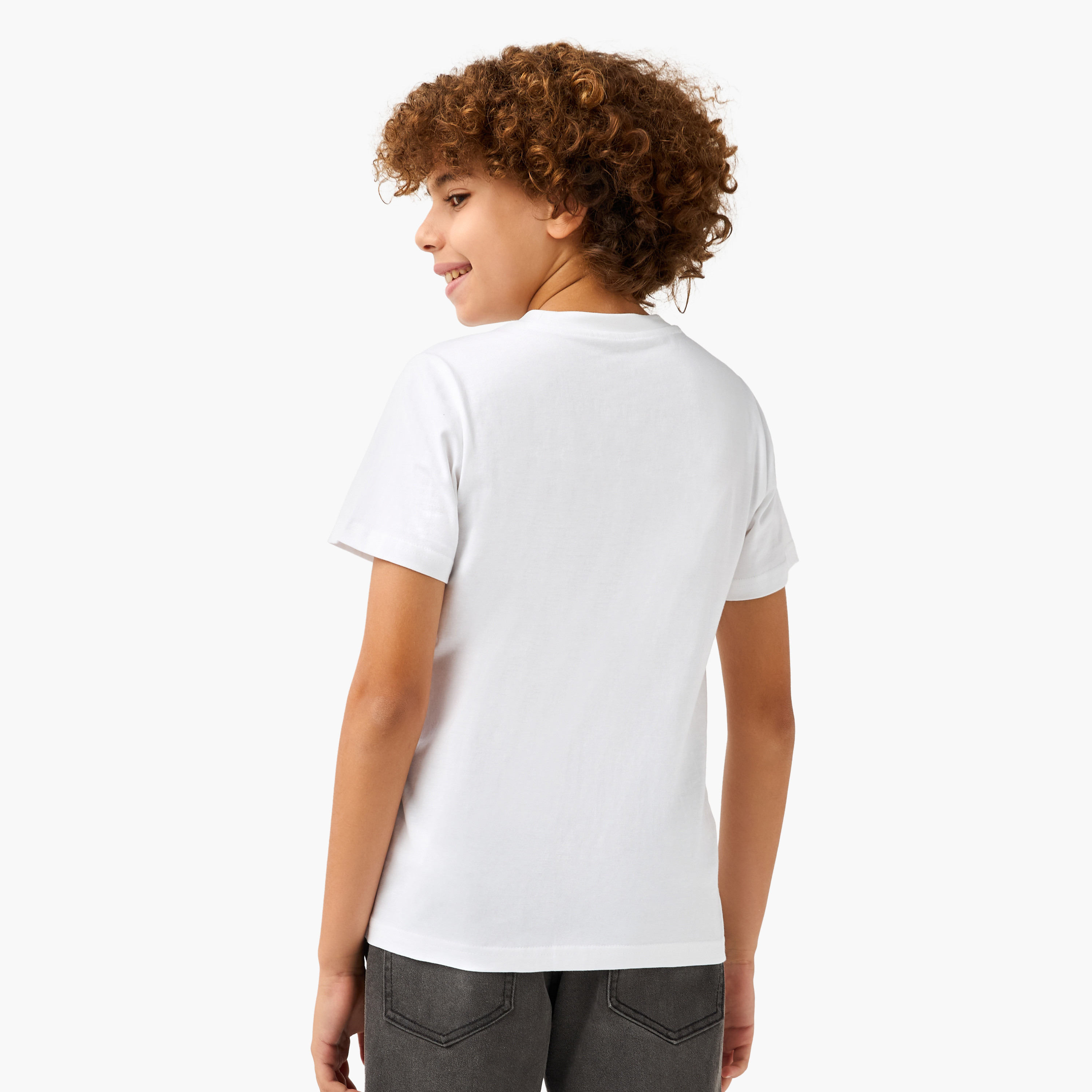 تيشيرت بياقة ضيقة وأكمام قصيرة وطبعات جرافيك من جونيورز-boys-clothing-tshirtsandpolos-image-3