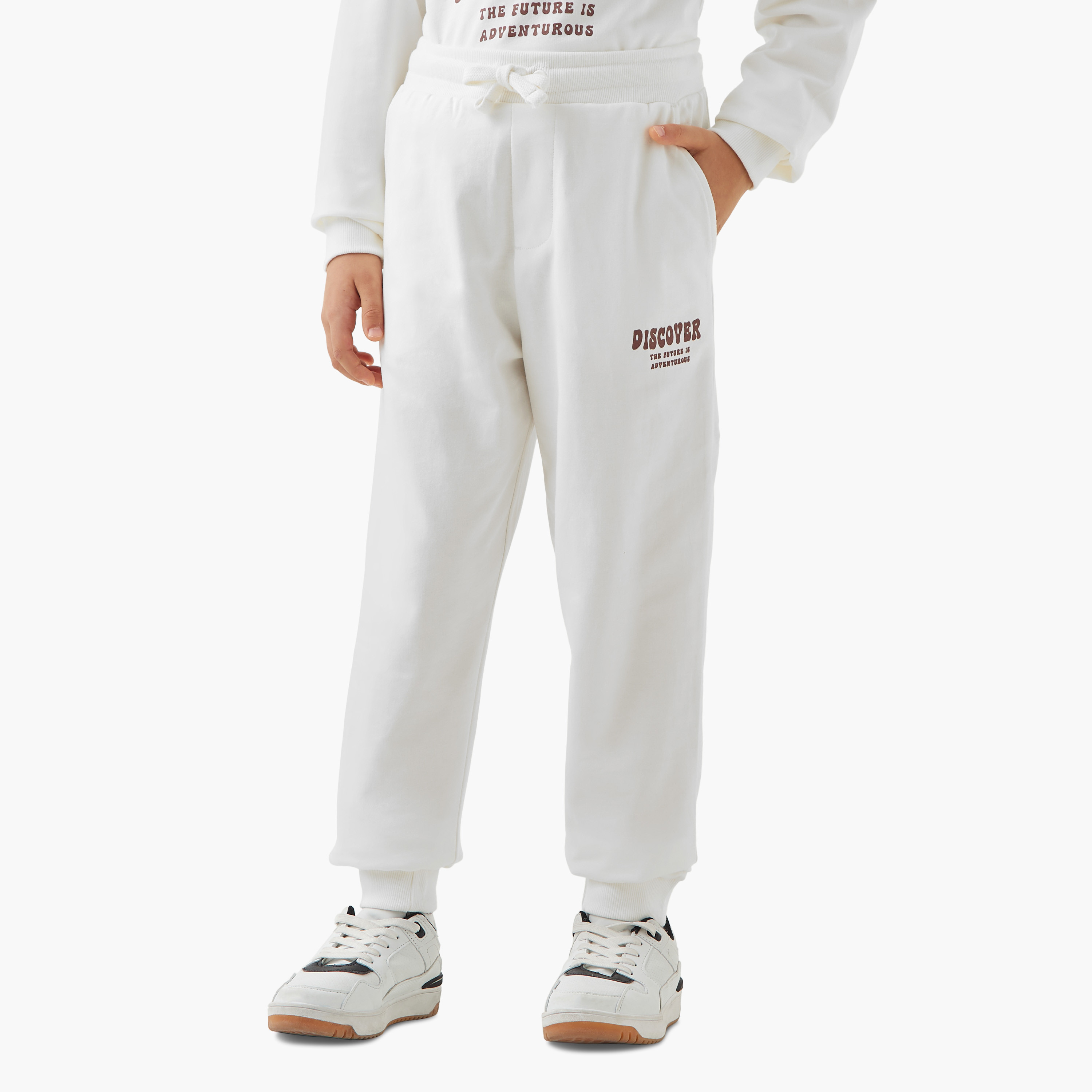 بنطلون رياضي بجيوب وطبعات تيبوجرافيك من جونيورز-boys-clothing-bottoms-joggersandtrackpants-image-4