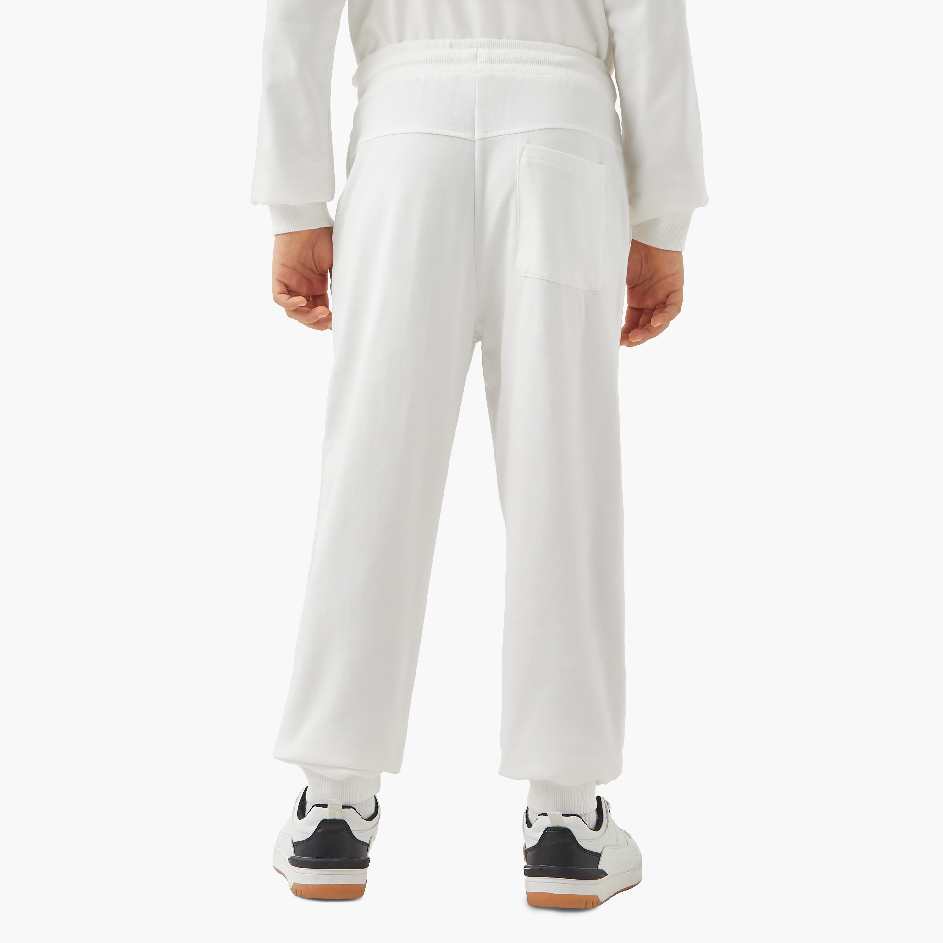 بنطلون رياضي بجيوب وطبعات تيبوجرافيك من جونيورز-boys-clothing-bottoms-joggersandtrackpants-image-2