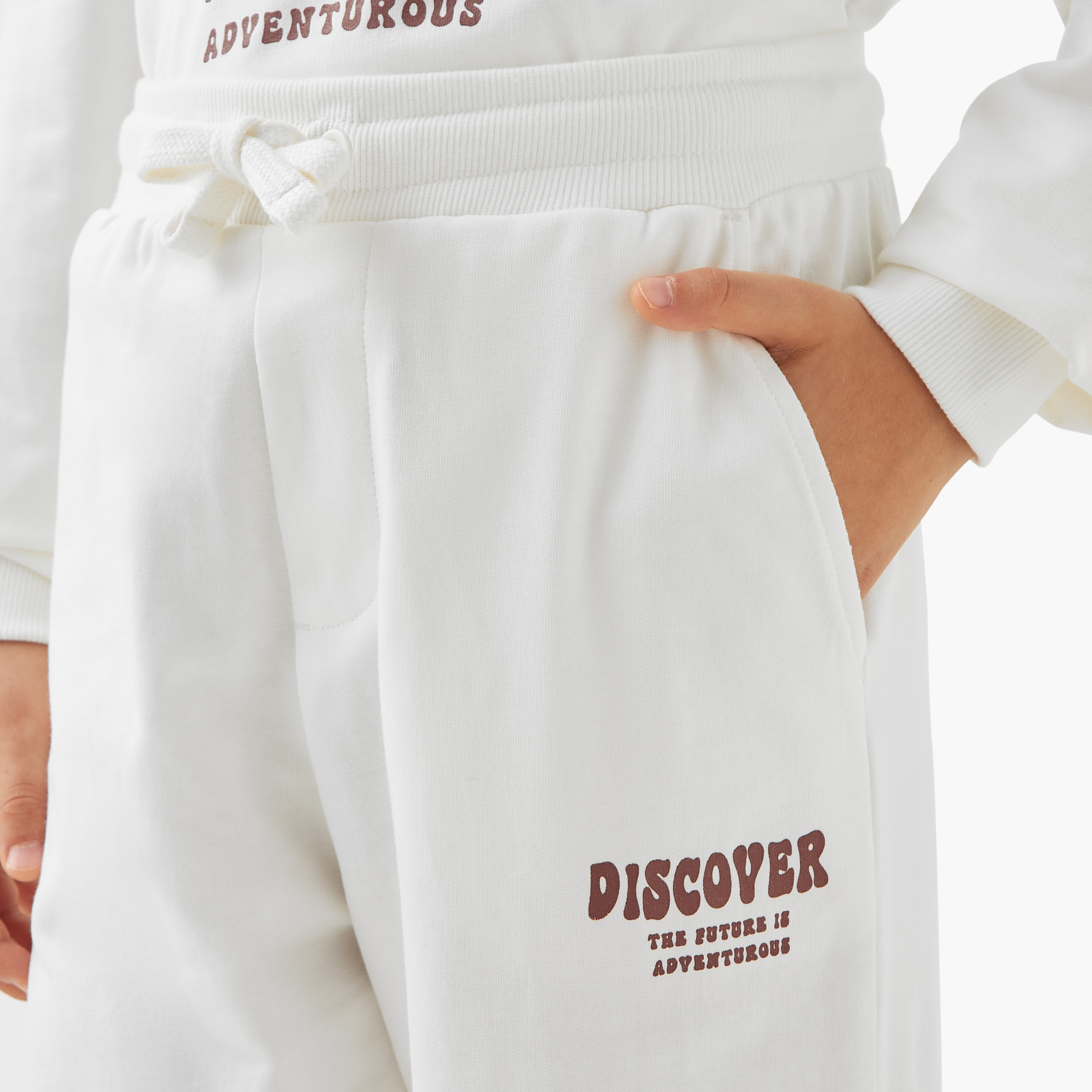 بنطلون رياضي بجيوب وطبعات تيبوجرافيك من جونيورز-boys-clothing-bottoms-joggersandtrackpants-image-1