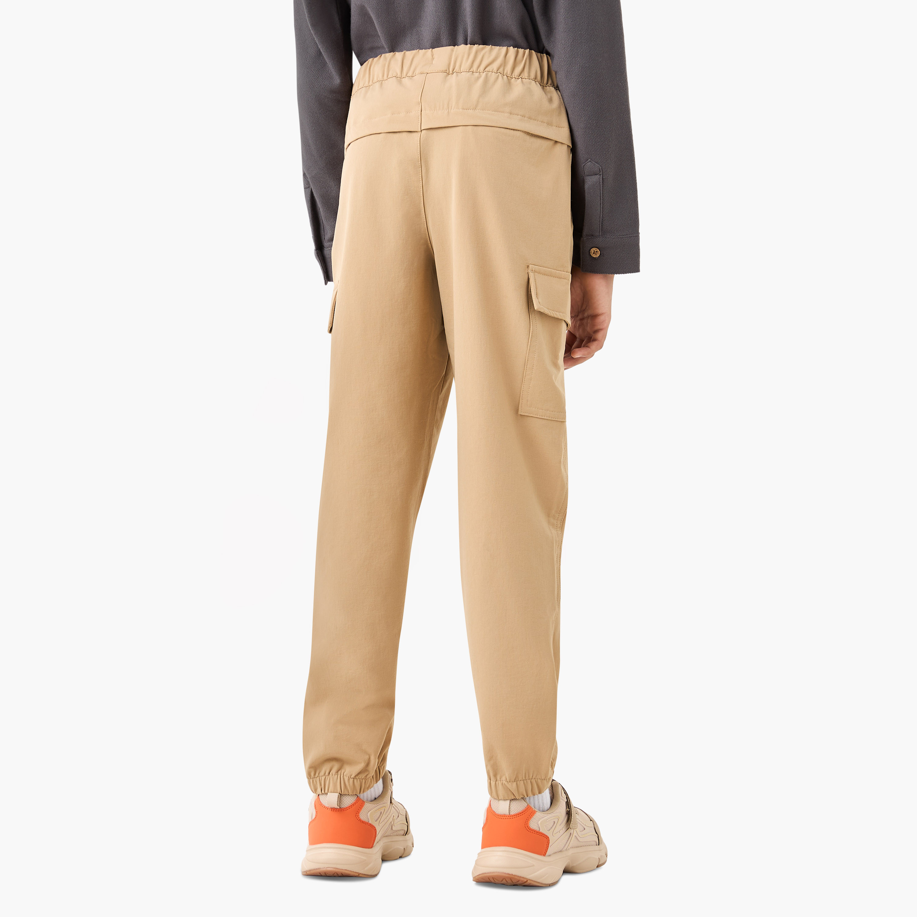 بنطلون رياضي كارجو سادة برباط إغلاق من جونيورز-boys-clothing-bottoms-trousers-image-3