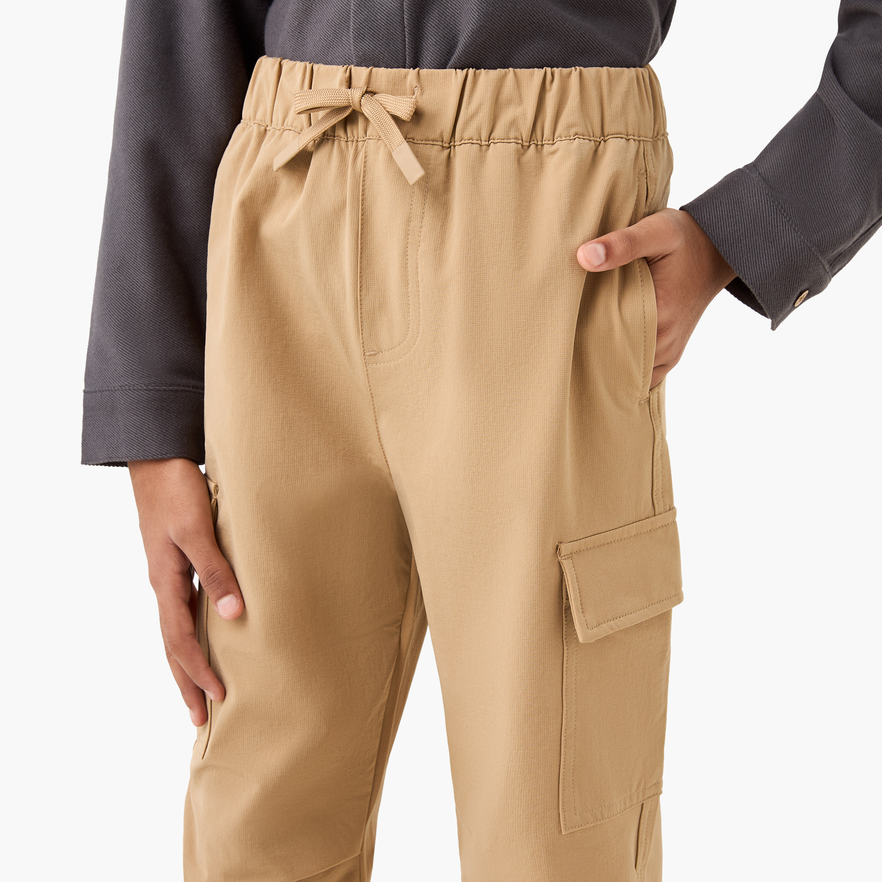 بنطلون رياضي كارجو سادة برباط إغلاق من جونيورز-boys-clothing-bottoms-trousers-image-4