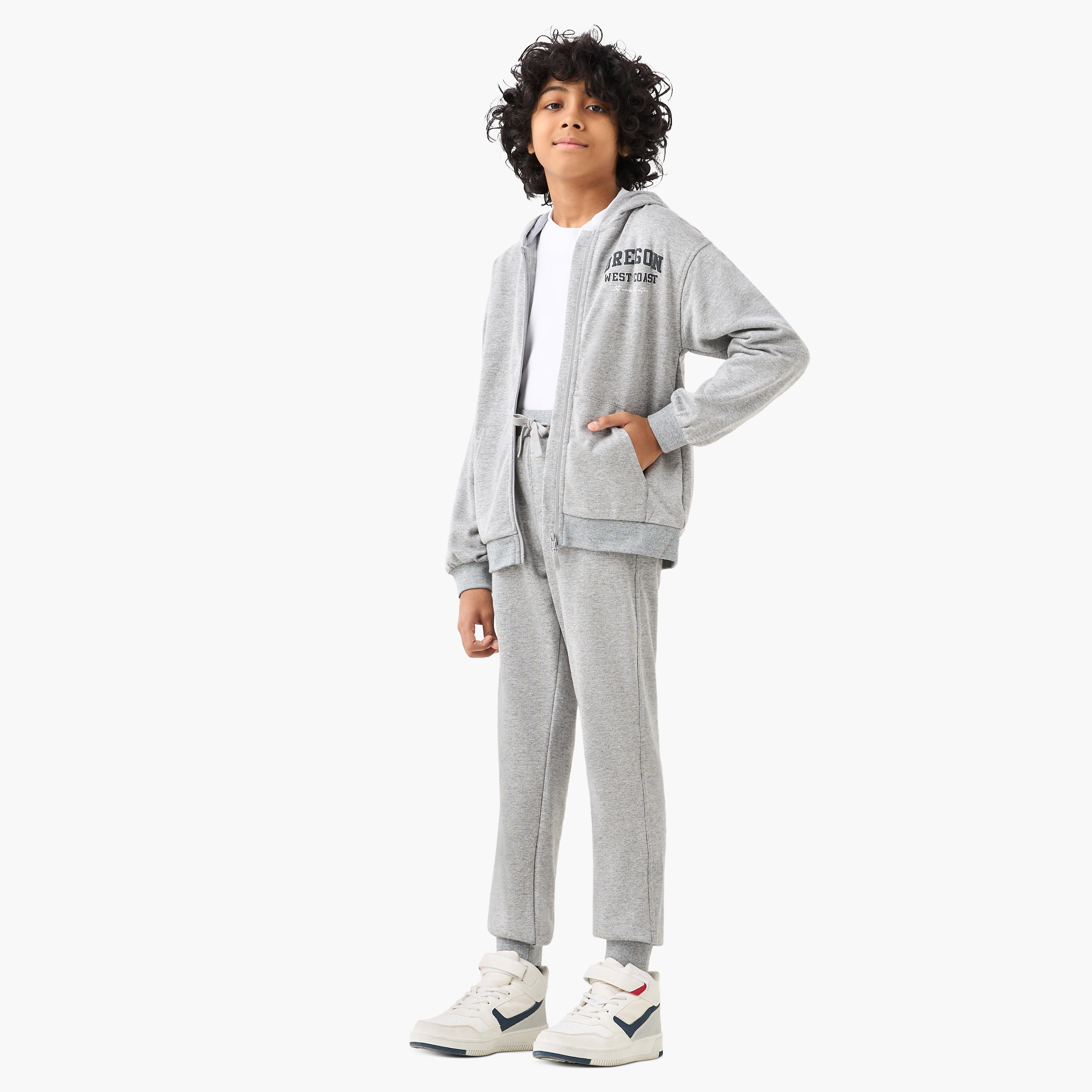 طقم هودي بسحاب وتفاصيل تايبوجرافيك مع بنطلون رياضي من جونيورز-boys-clothing-setsandcoords-image-2