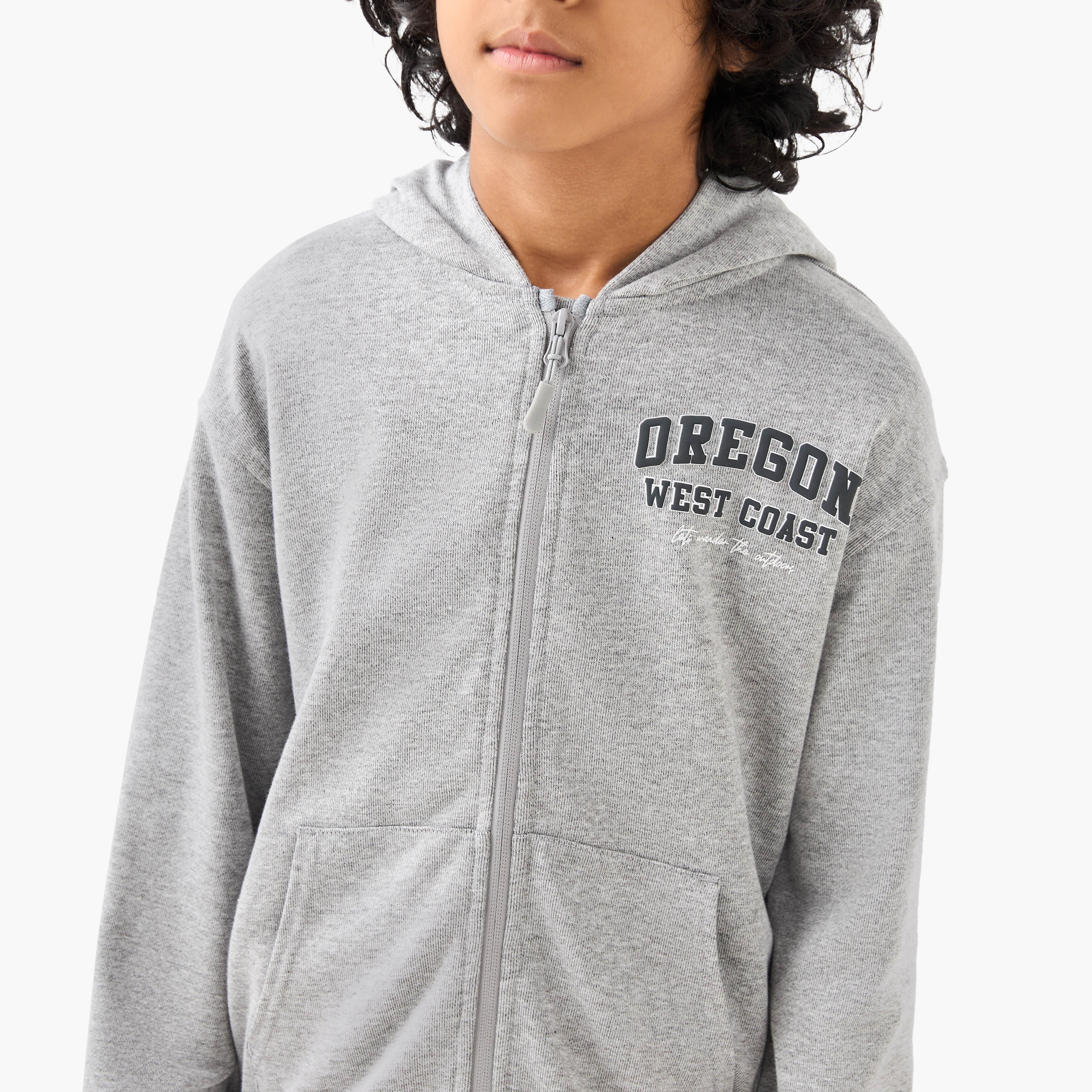 طقم هودي بسحاب وتفاصيل تايبوجرافيك مع بنطلون رياضي من جونيورز-boys-clothing-setsandcoords-image-1