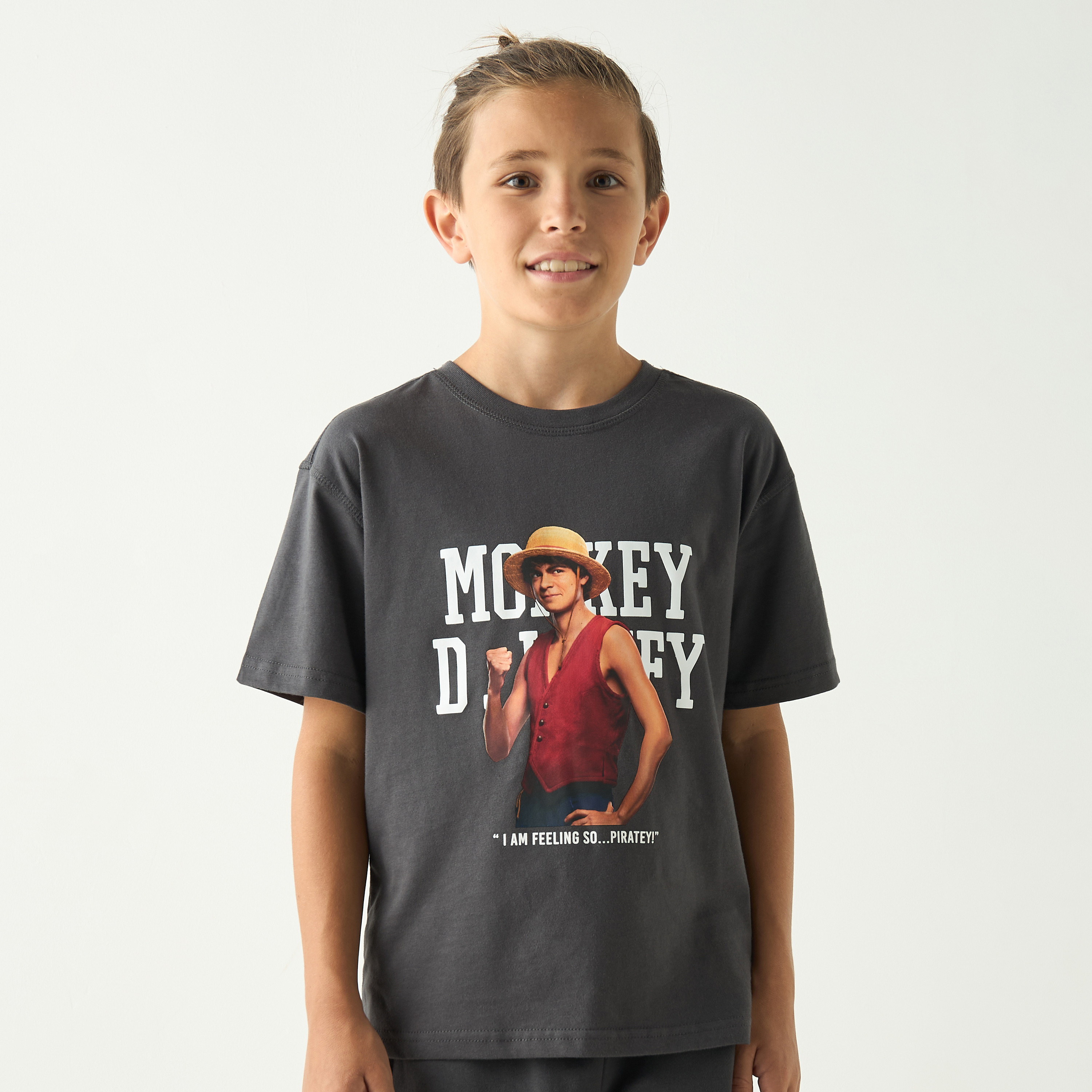 تيشيرت بياقة ضيقة وأكمام قصيرة بطبعات وان بيس من نتفليكس-boys-clothing-tshirtsandpolos-image-1