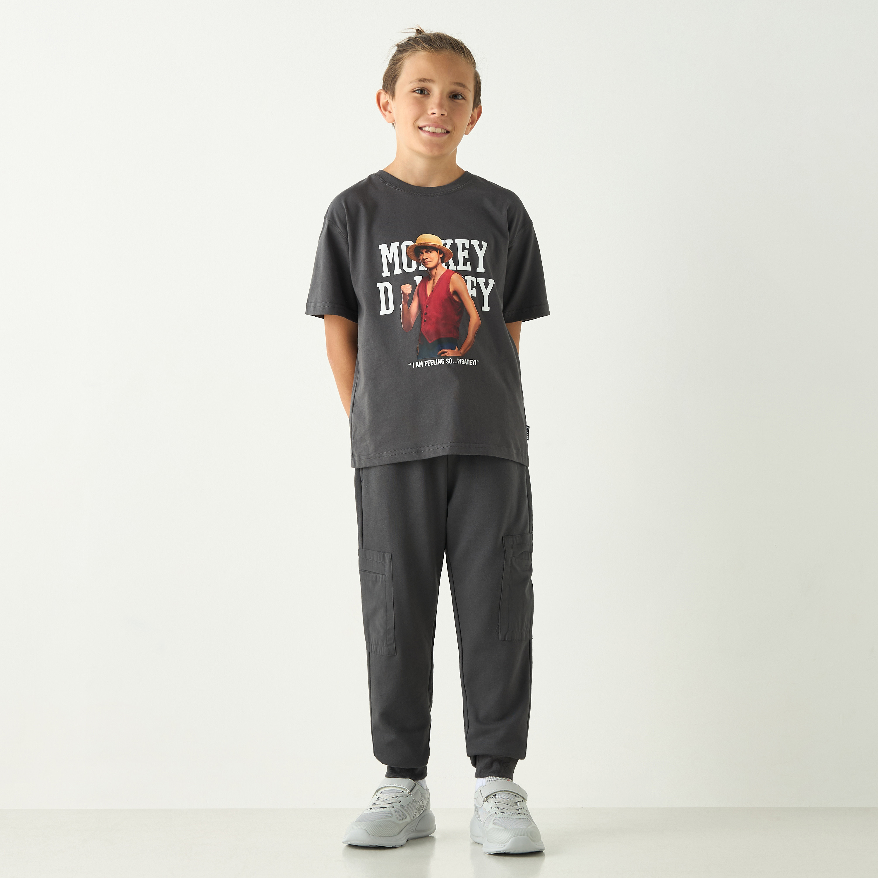 تيشيرت بياقة ضيقة وأكمام قصيرة بطبعات وان بيس من نتفليكس-boys-clothing-tshirtsandpolos-image-2