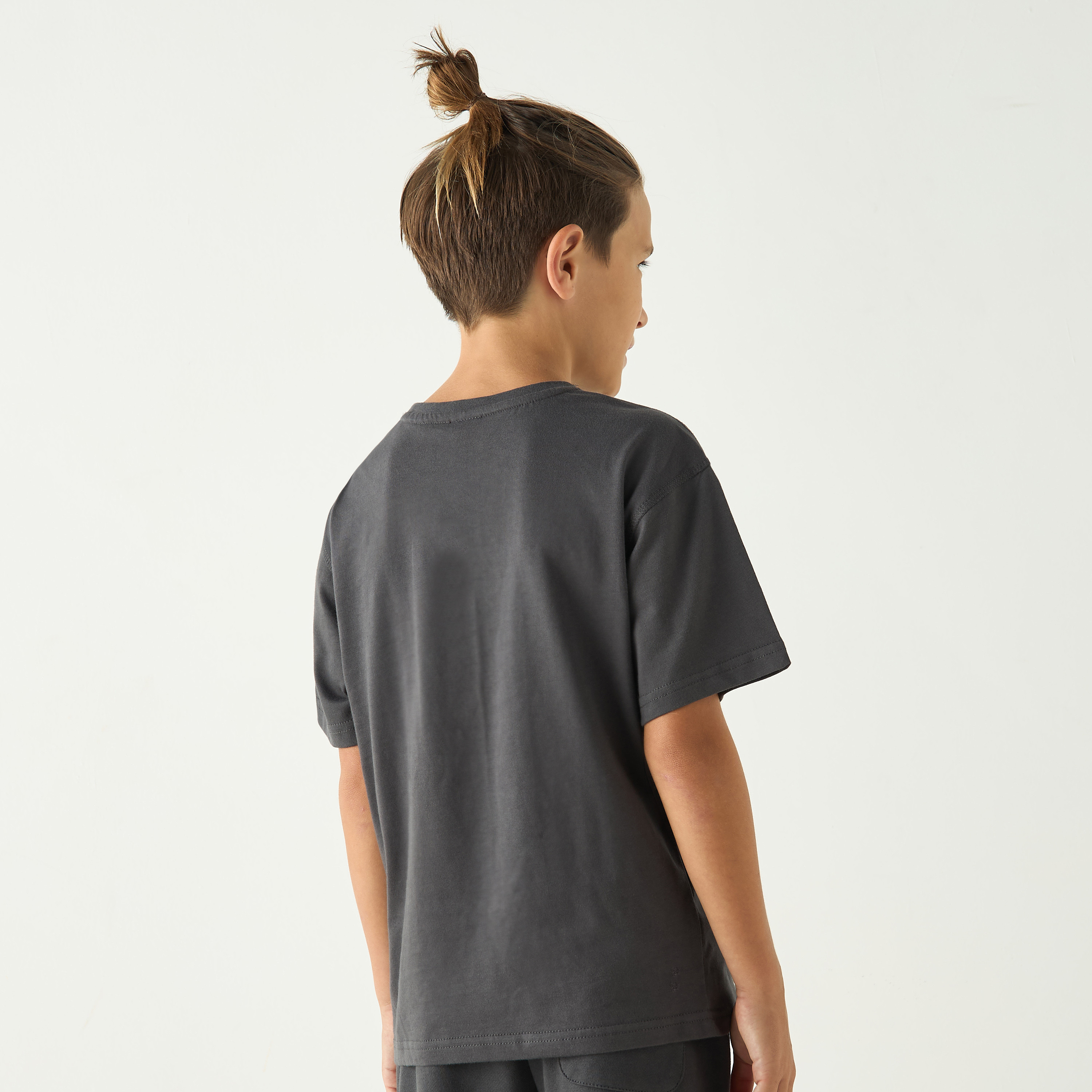 تيشيرت بياقة ضيقة وأكمام قصيرة بطبعات وان بيس من نتفليكس-boys-clothing-tshirtsandpolos-image-3