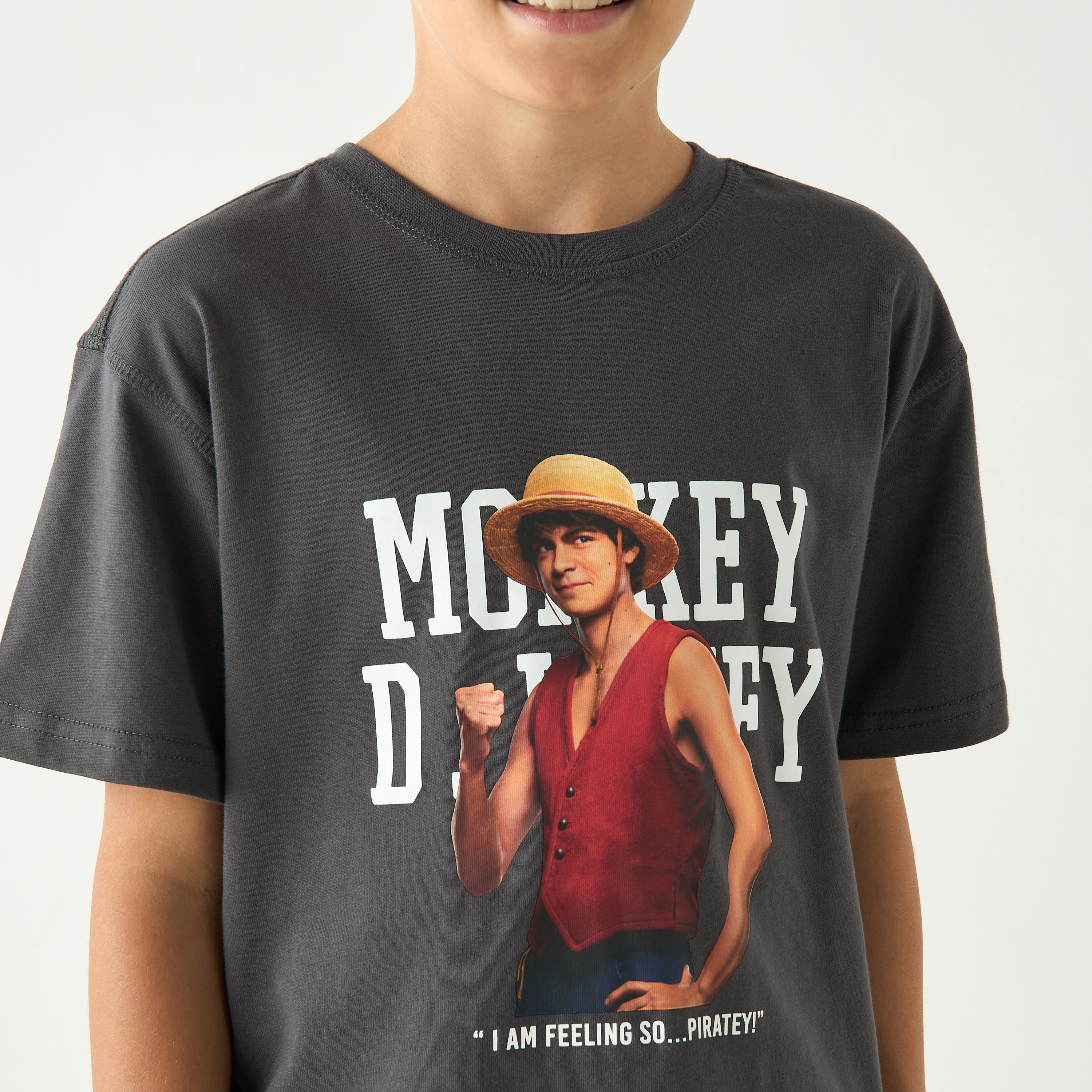 تيشيرت بياقة ضيقة وأكمام قصيرة بطبعات وان بيس من نتفليكس-boys-clothing-tshirtsandpolos-image-4