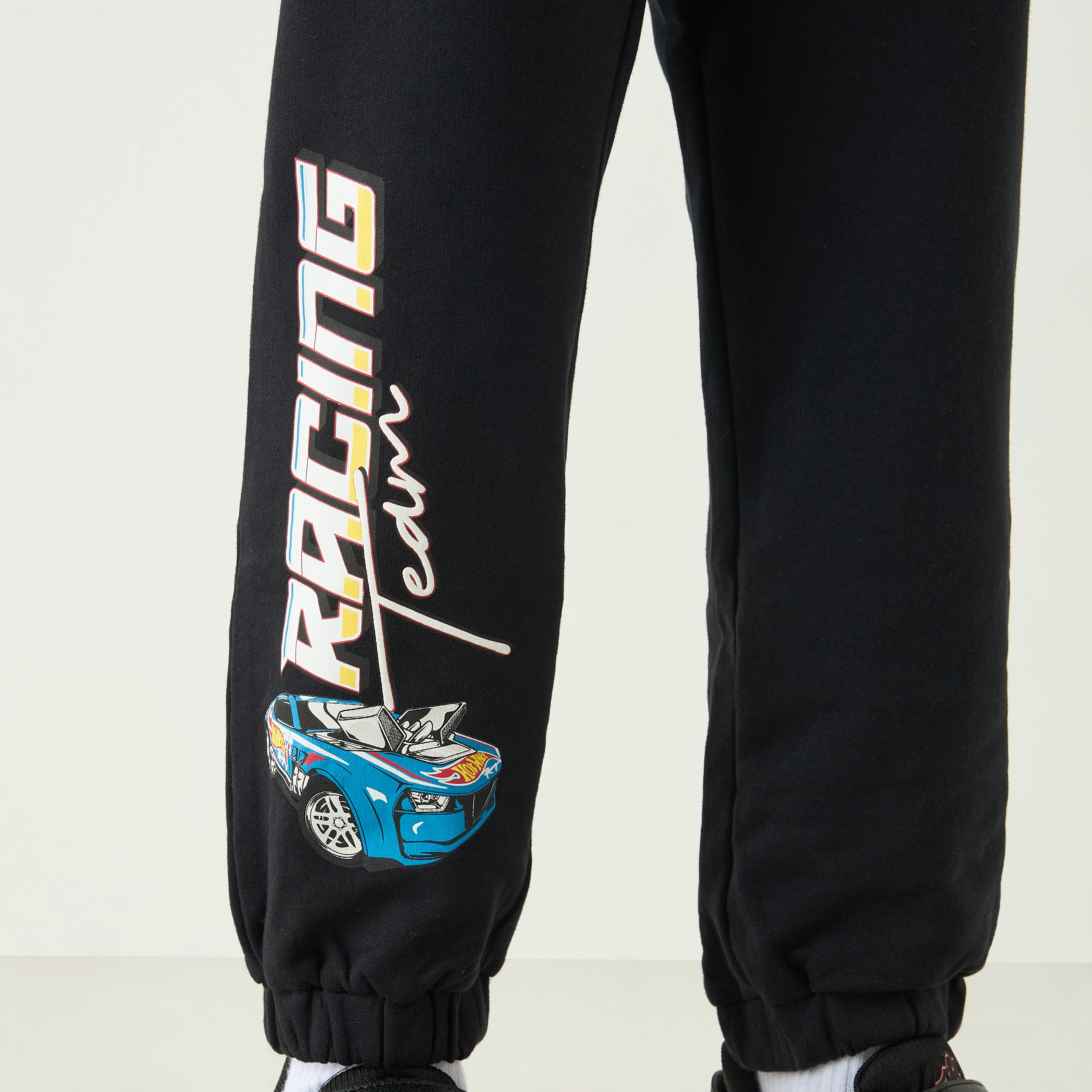 بنطلون رياضي بطبعات هوت ويلز ورباط إغلاق-boys-clothing-bottoms-joggersandtrackpants-image-5