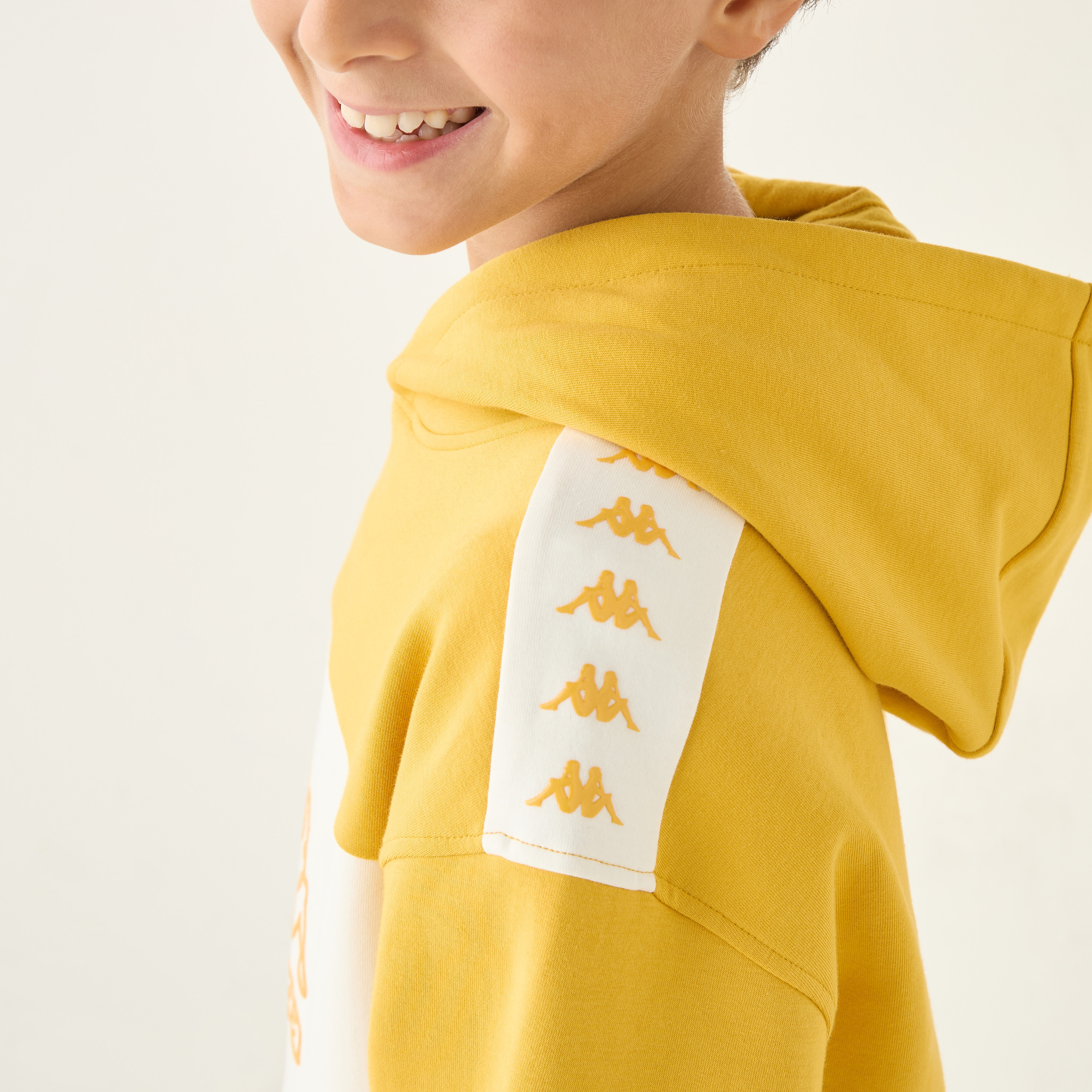 طقم بنطلون رياضي وهودي بأكمام طويلة وطبعات شعار من كابا-boys-clothing-sportswear-sets-image-5