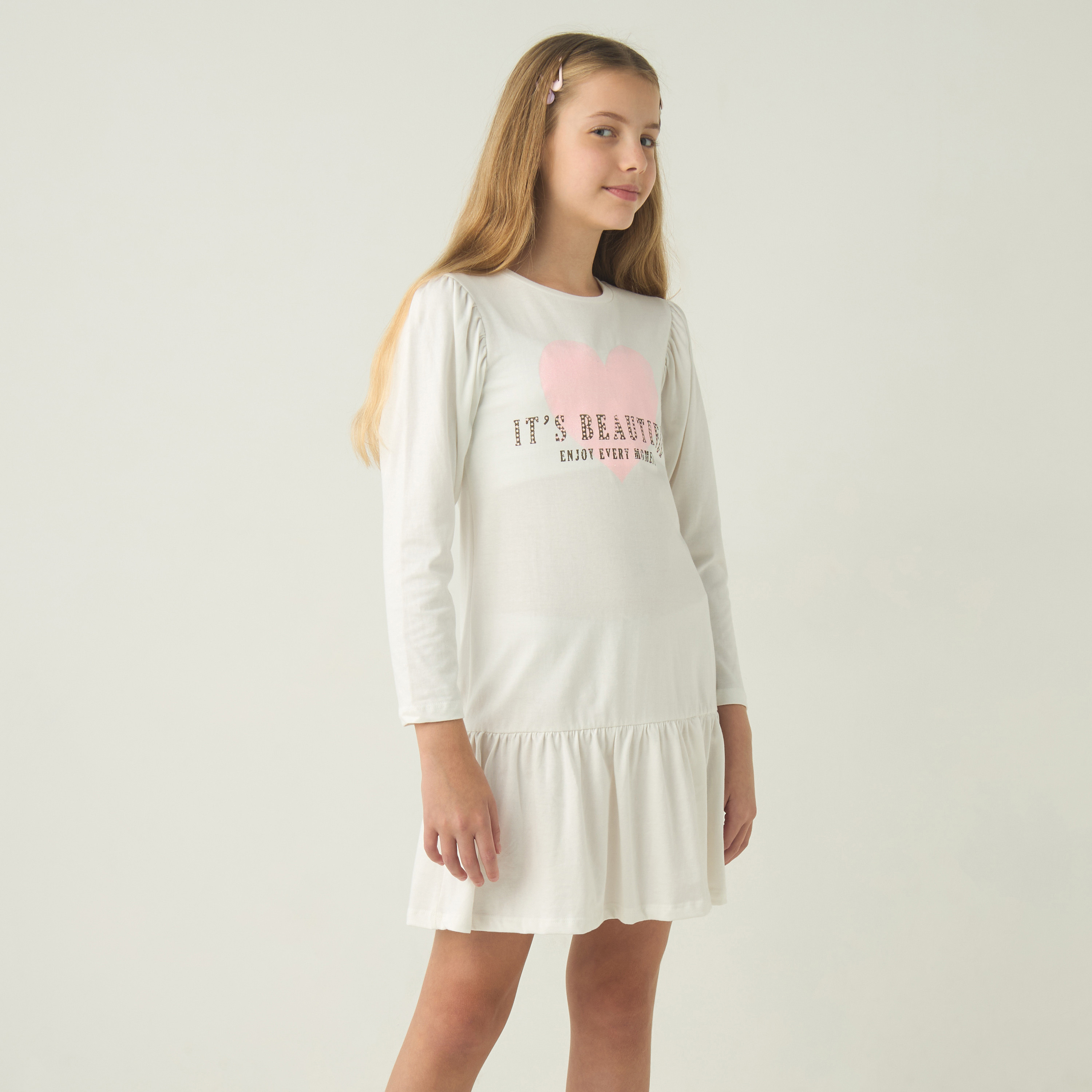 فستان إيه لاين بأكمام طويلة وخصر منسدل وطبعات شعار من جونيورز-girls-clothing-dressesandjumpsuits-image-1
