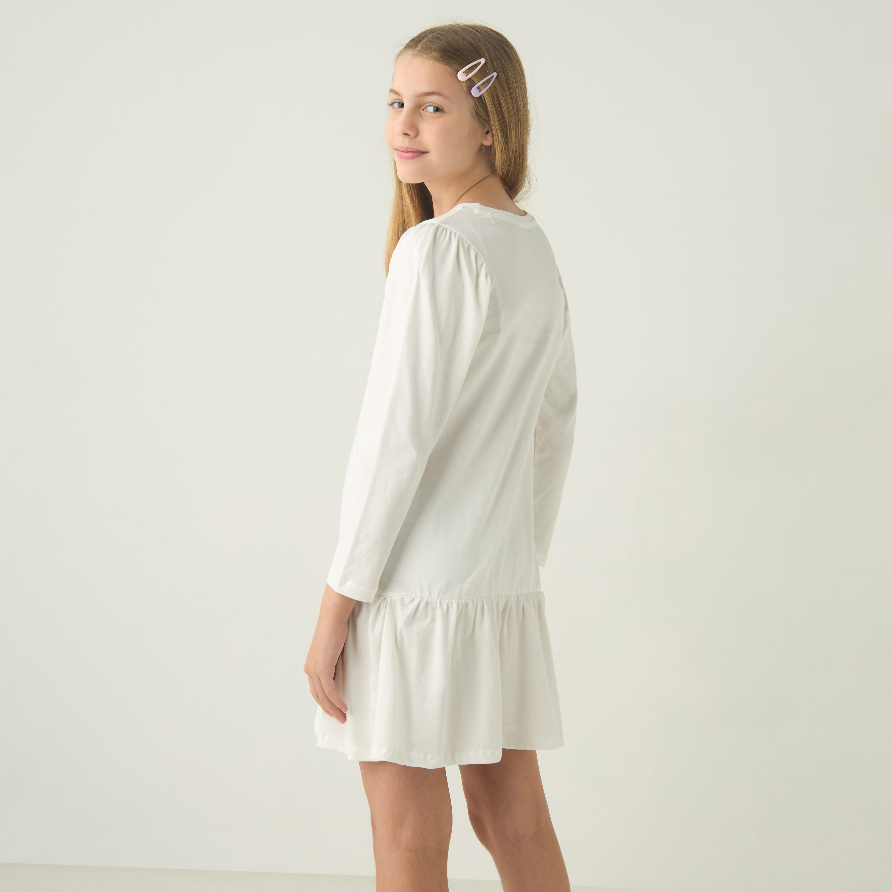 فستان إيه لاين بأكمام طويلة وخصر منسدل وطبعات شعار من جونيورز-girls-clothing-dressesandjumpsuits-image-3