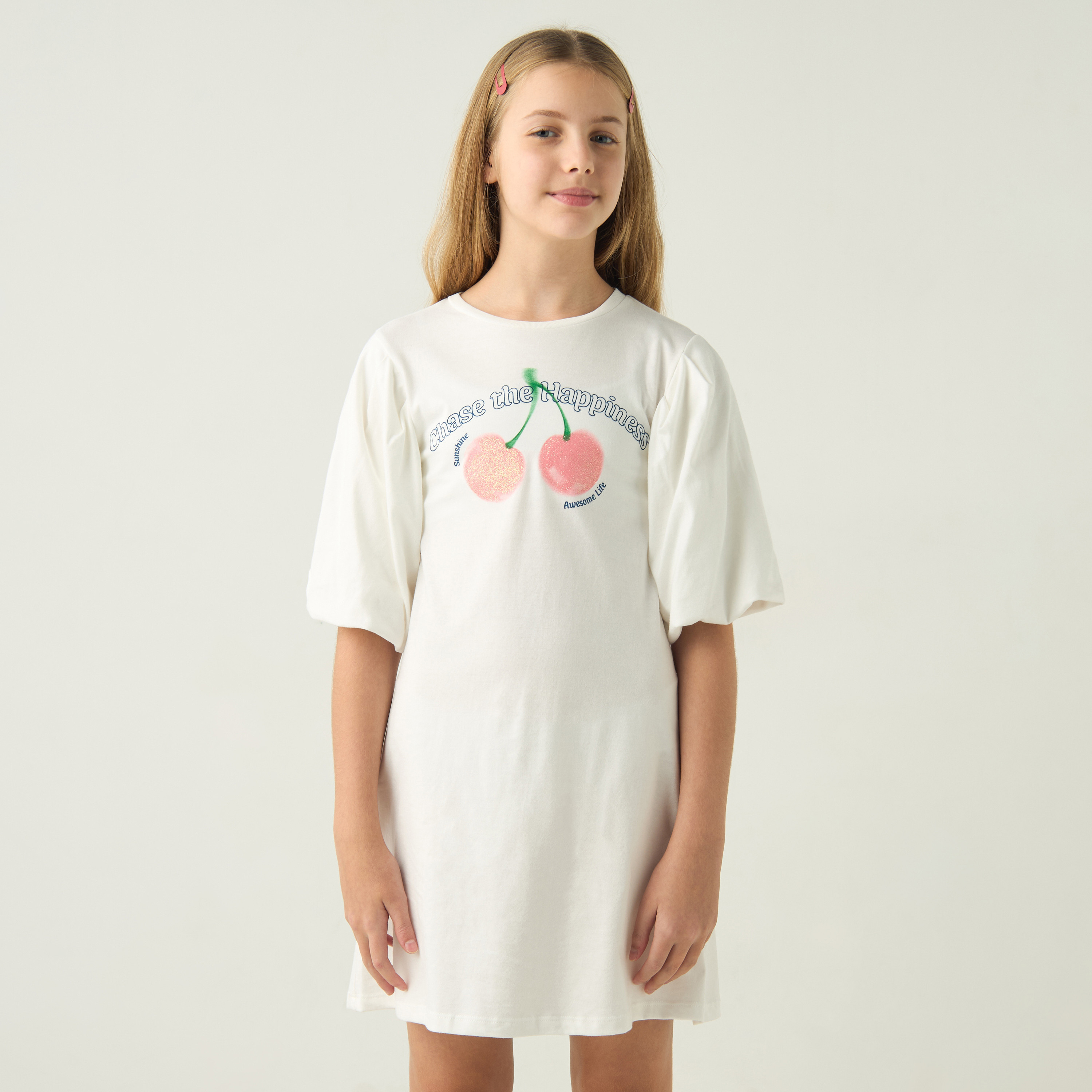 فستان بأكمام بالون وياقة مستديرة وطبعات شعار من جونيورز-girls-clothing-dressesandjumpsuits-image-1