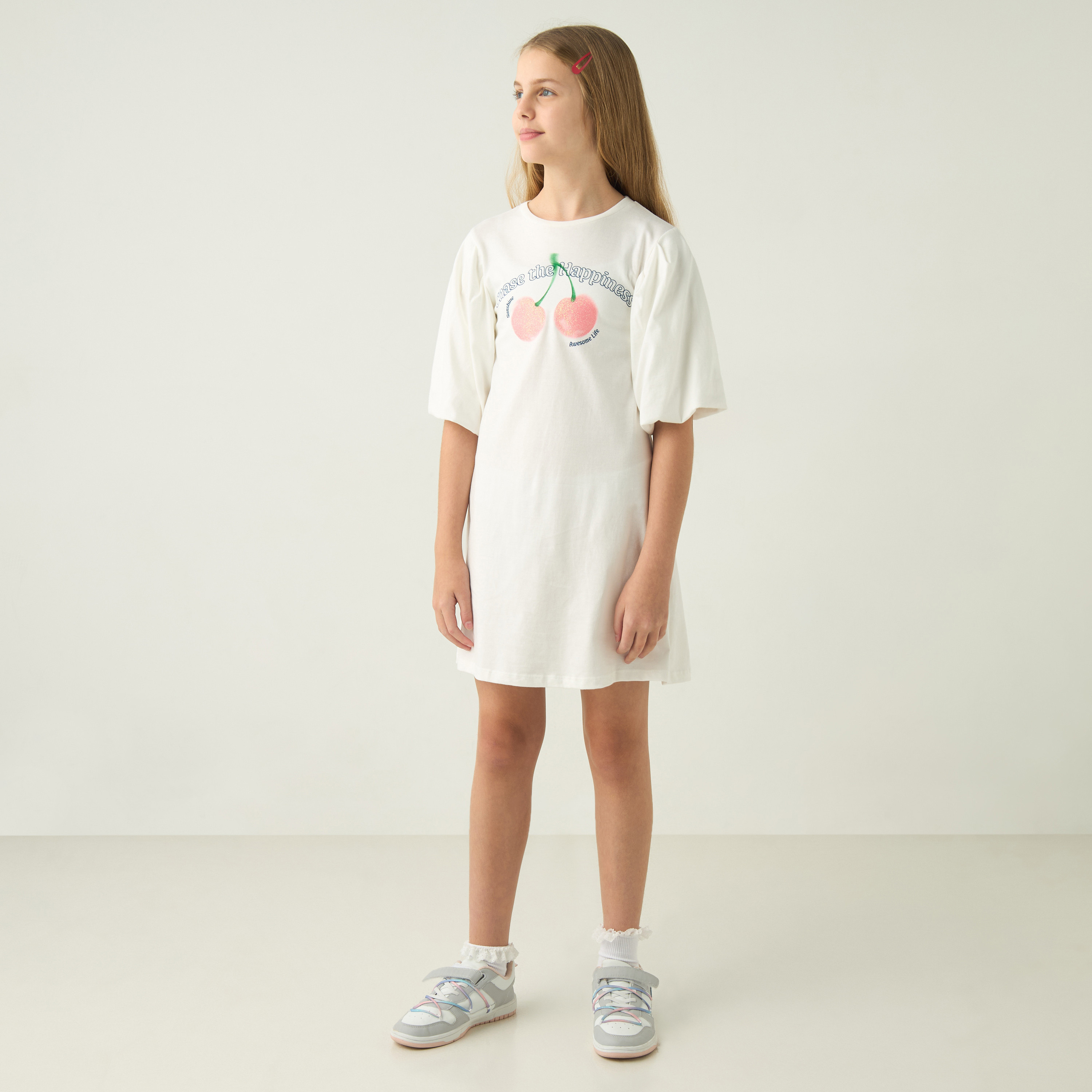فستان بأكمام بالون وياقة مستديرة وطبعات شعار من جونيورز-girls-clothing-dressesandjumpsuits-image-2