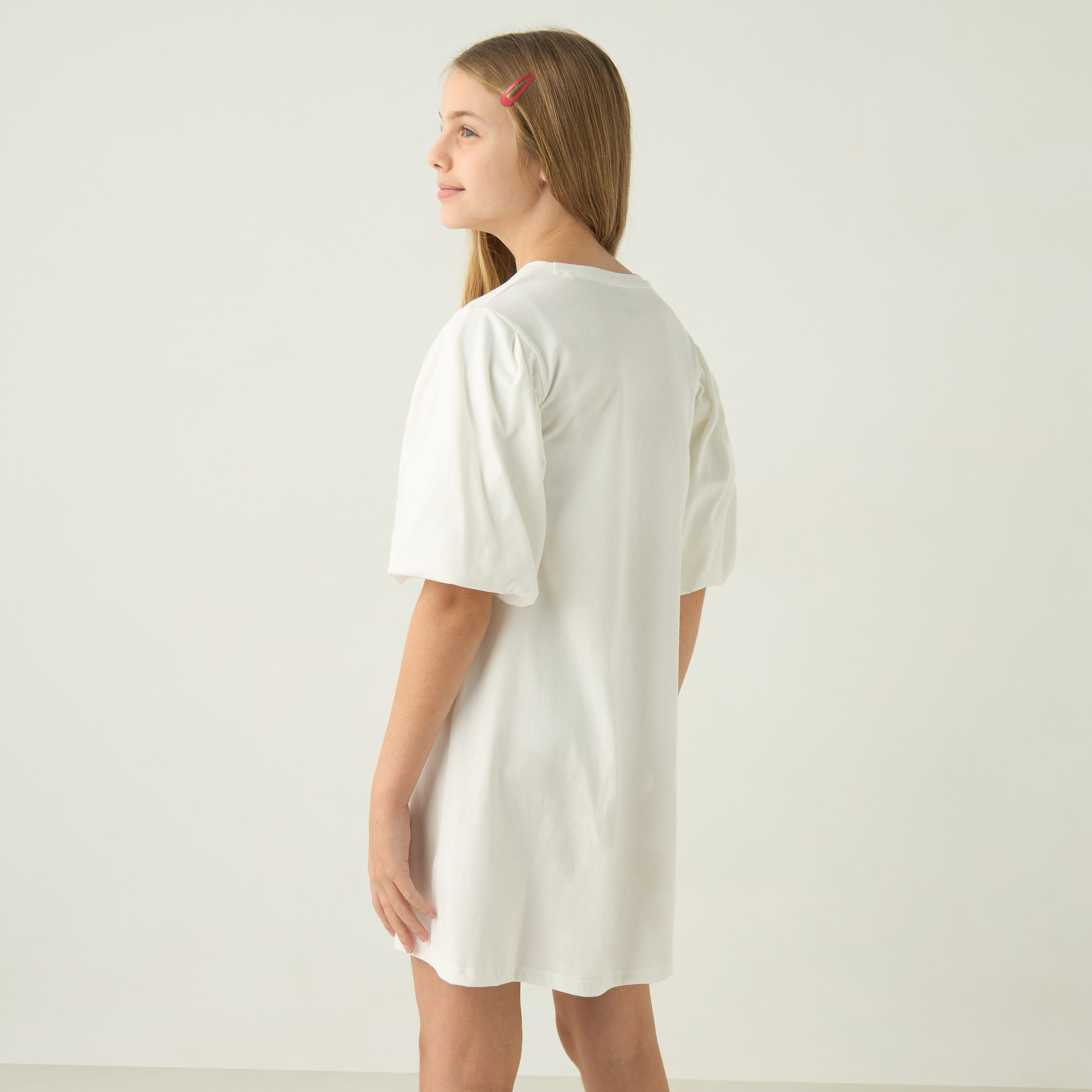 فستان بأكمام بالون وياقة مستديرة وطبعات شعار من جونيورز-girls-clothing-dressesandjumpsuits-image-3