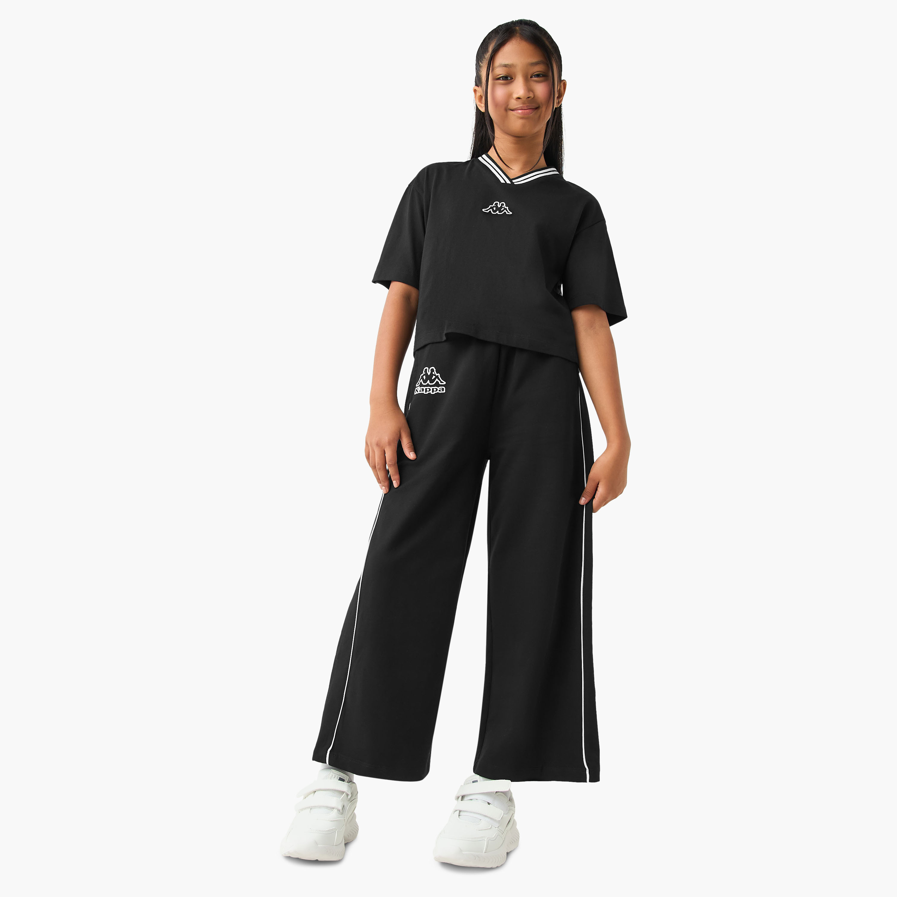 تيشيرت بياقة V وأكمام قصيرة وطبعات شعار من كابا-sports-girls-clothing-tops-image-2