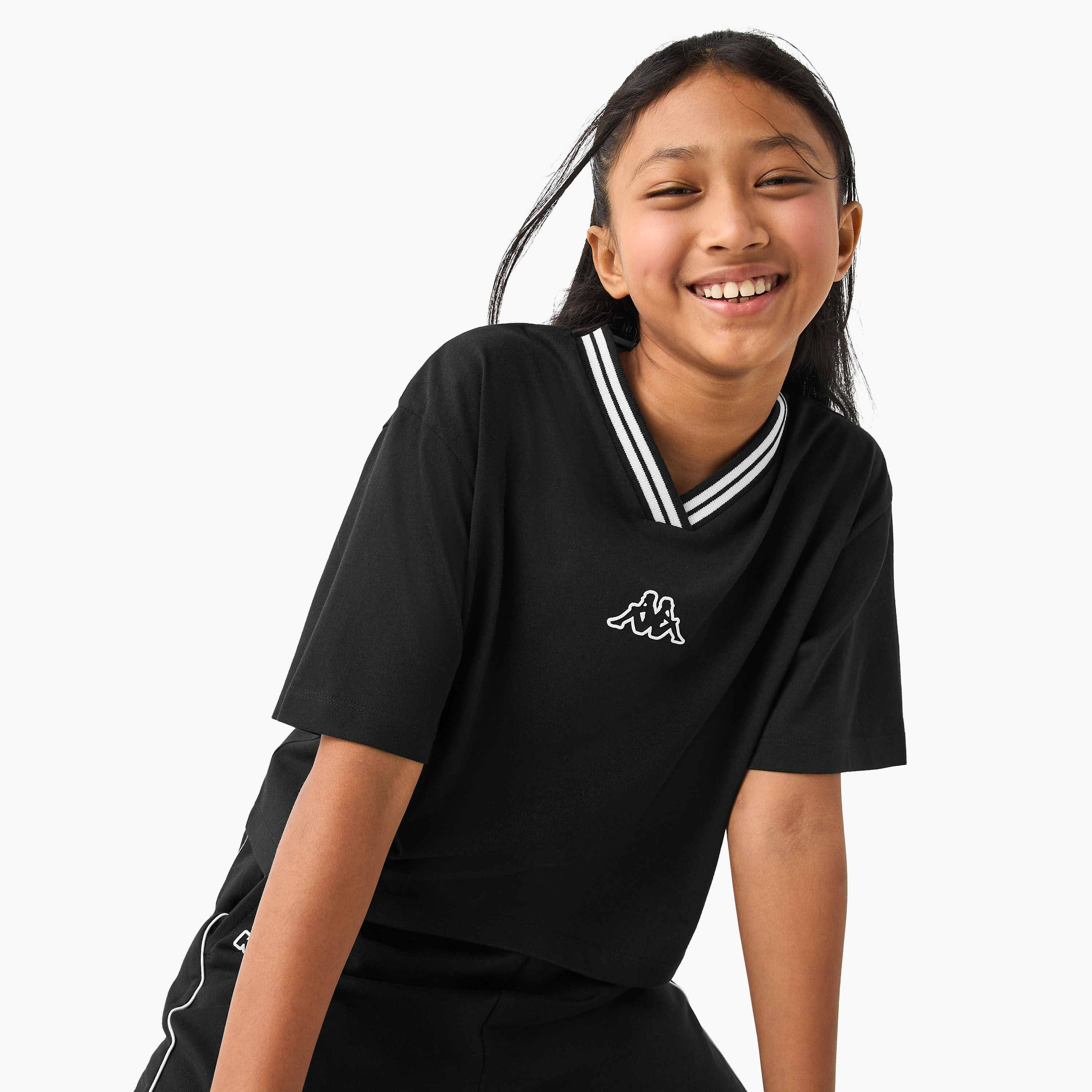 تيشيرت بياقة V وأكمام قصيرة وطبعات شعار من كابا-sports-girls-clothing-tops-image-3