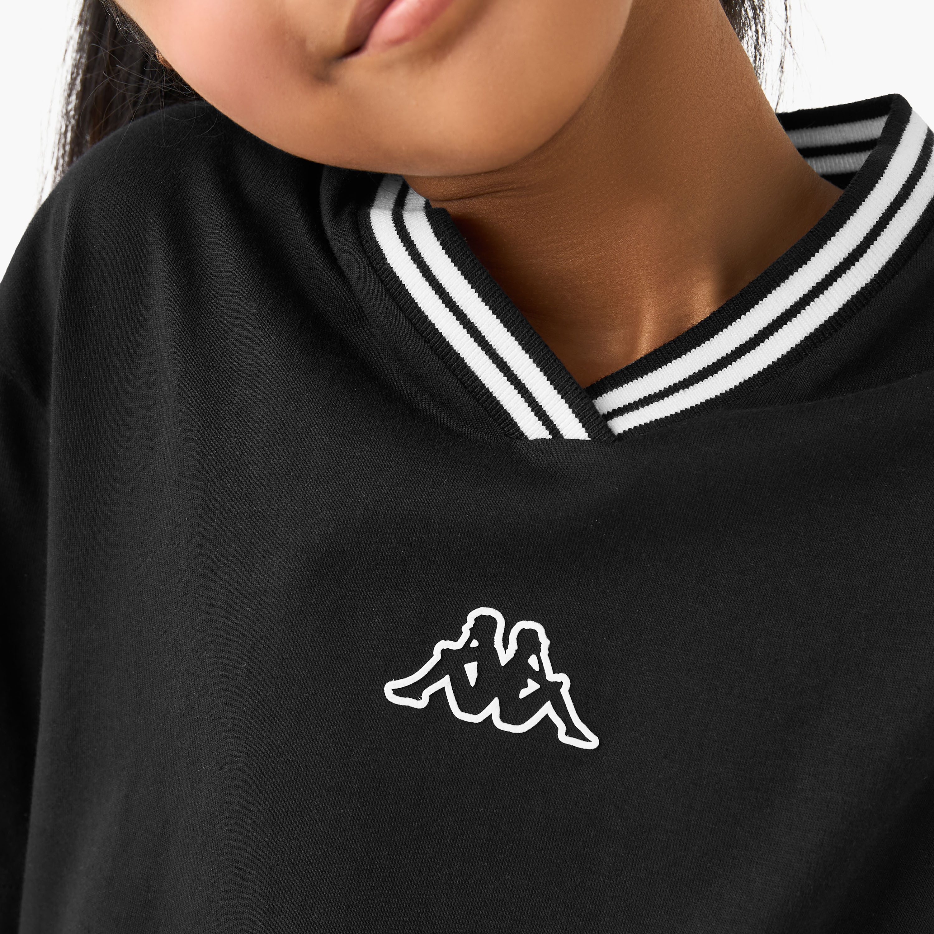 تيشيرت بياقة V وأكمام قصيرة وطبعات شعار من كابا-sports-girls-clothing-tops-image-4