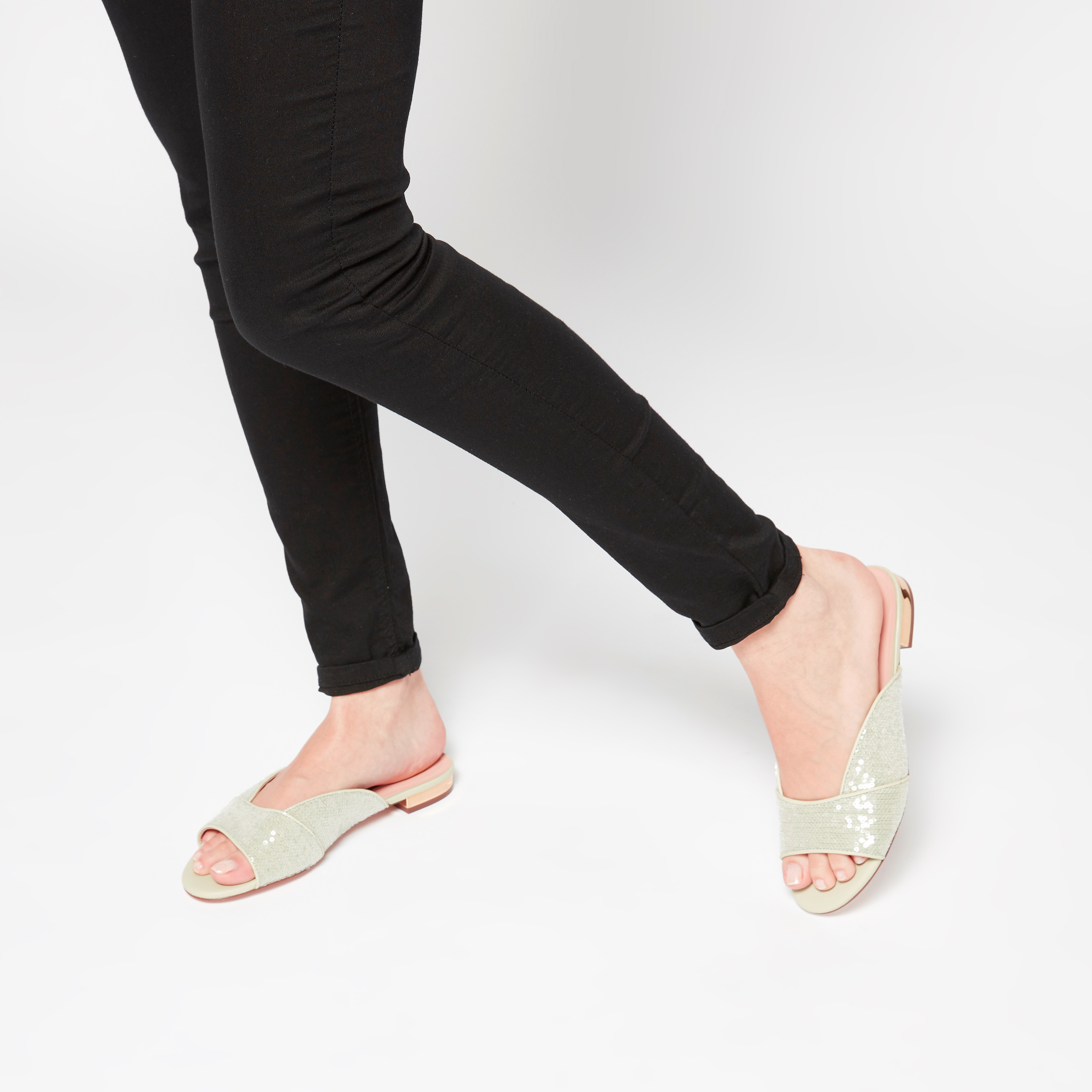 حذاء خفيف بفتحة إصبع وتفاصيل ترتر-women-shoes-flats-sandals-image-11