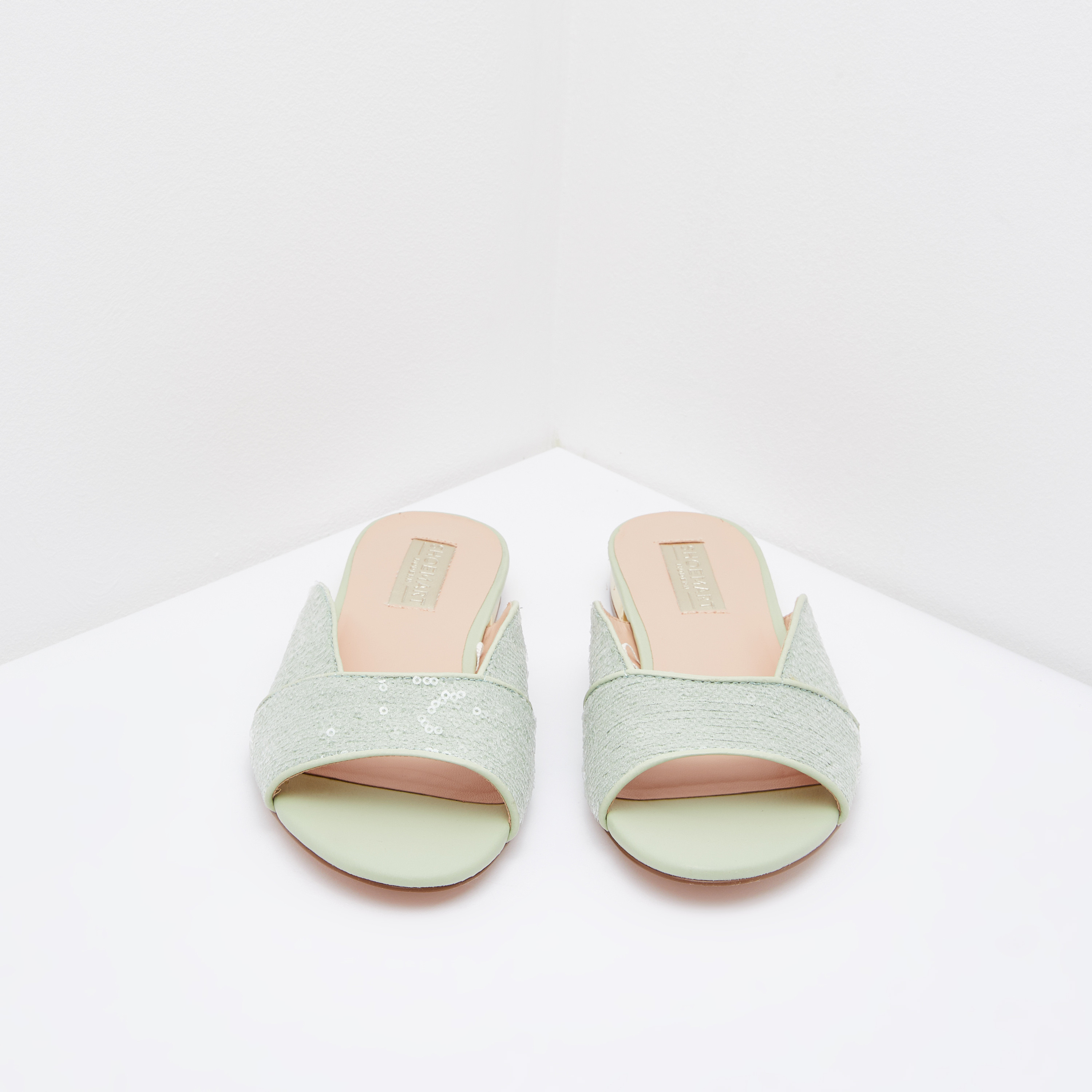 حذاء خفيف بفتحة إصبع وتفاصيل ترتر-women-shoes-flats-sandals-image-12