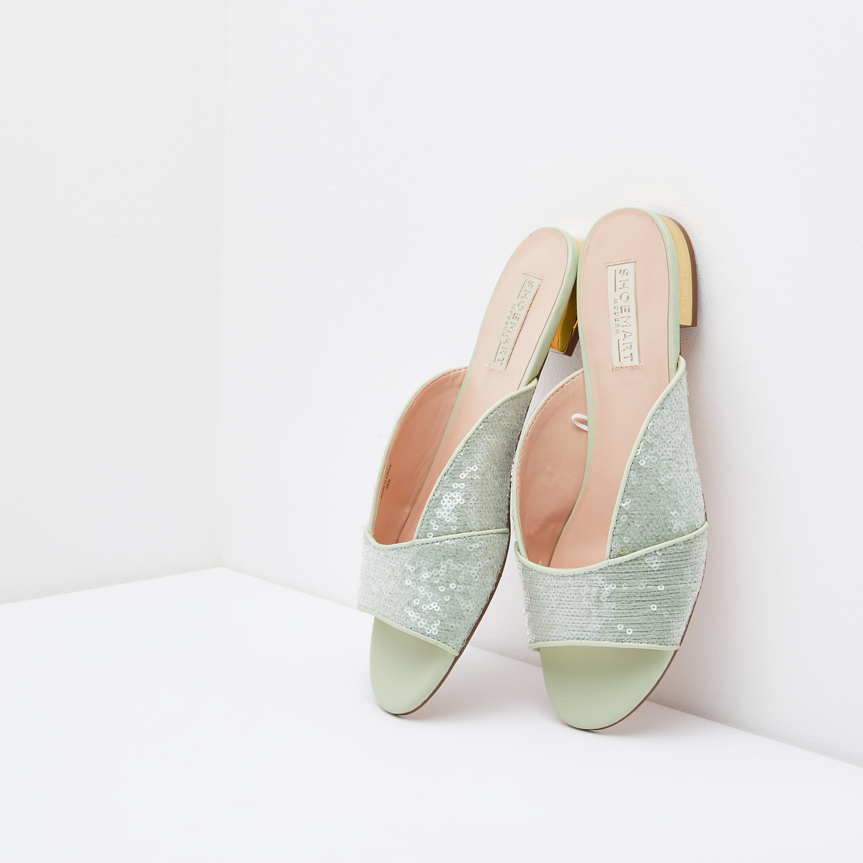 حذاء خفيف بفتحة إصبع وتفاصيل ترتر-women-shoes-flats-sandals-image-13