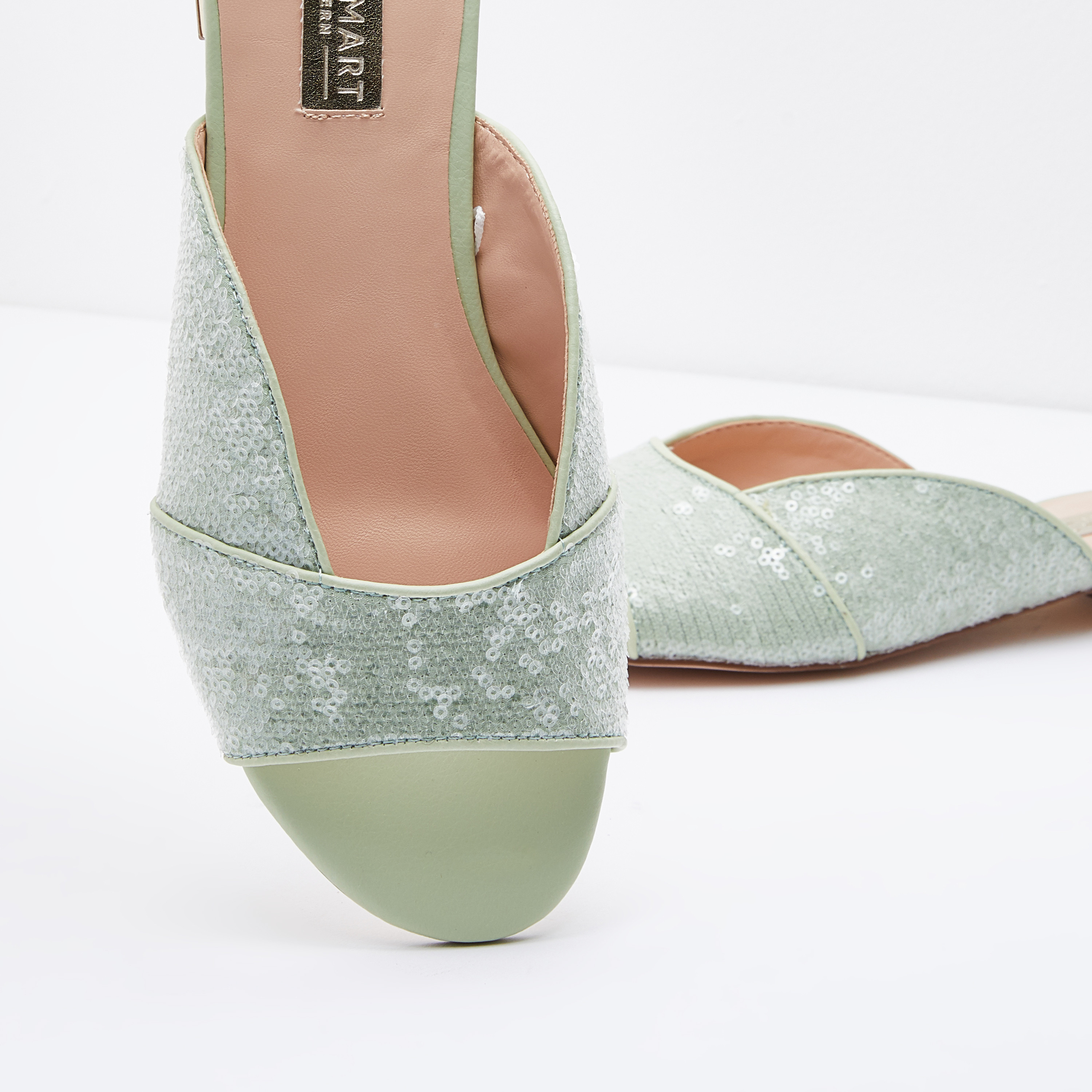 حذاء خفيف بفتحة إصبع وتفاصيل ترتر-women-shoes-flats-sandals-image-14