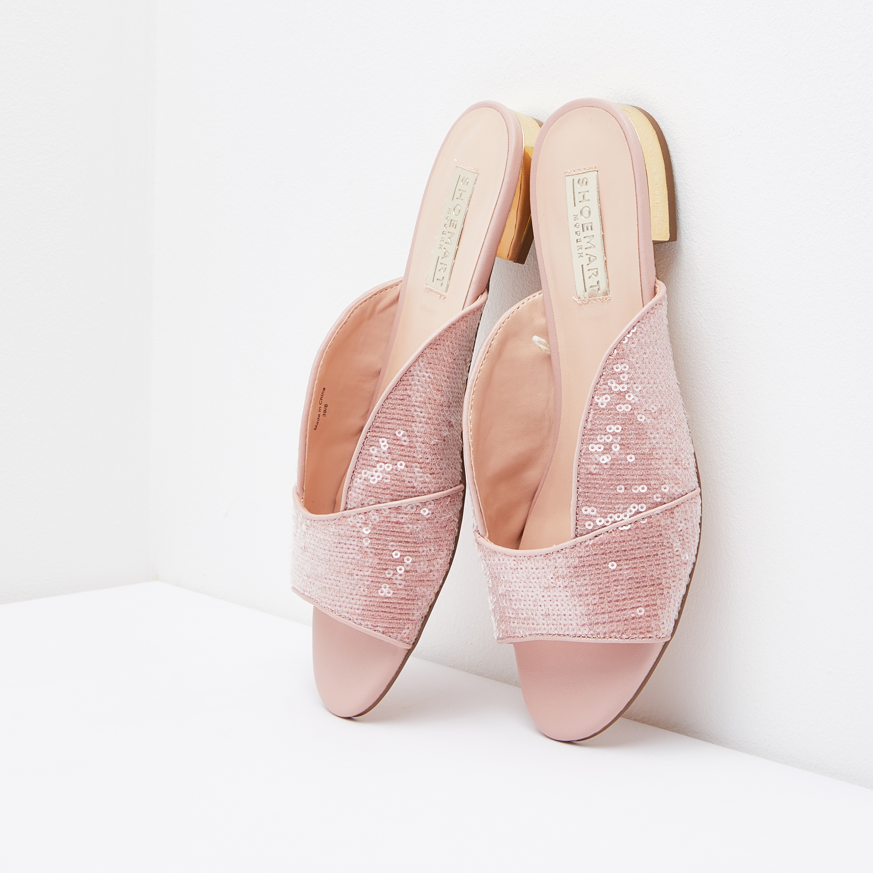 حذاء خفيف بفتحة إصبع وتفاصيل ترتر-women-shoes-flats-sandals-image-4