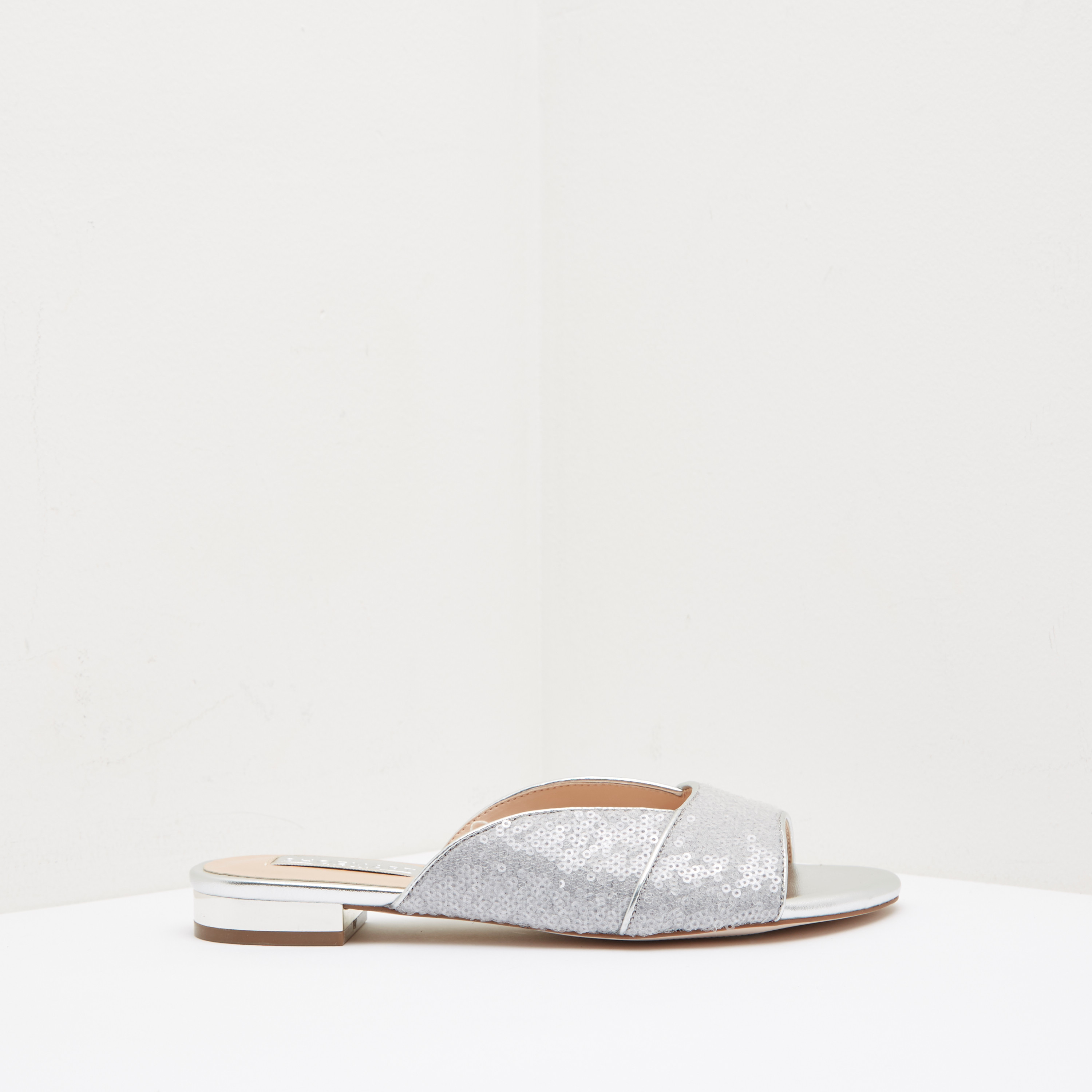 حذاء خفيف بفتحة إصبع وتفاصيل ترتر-women-shoes-flats-sandals-image-6