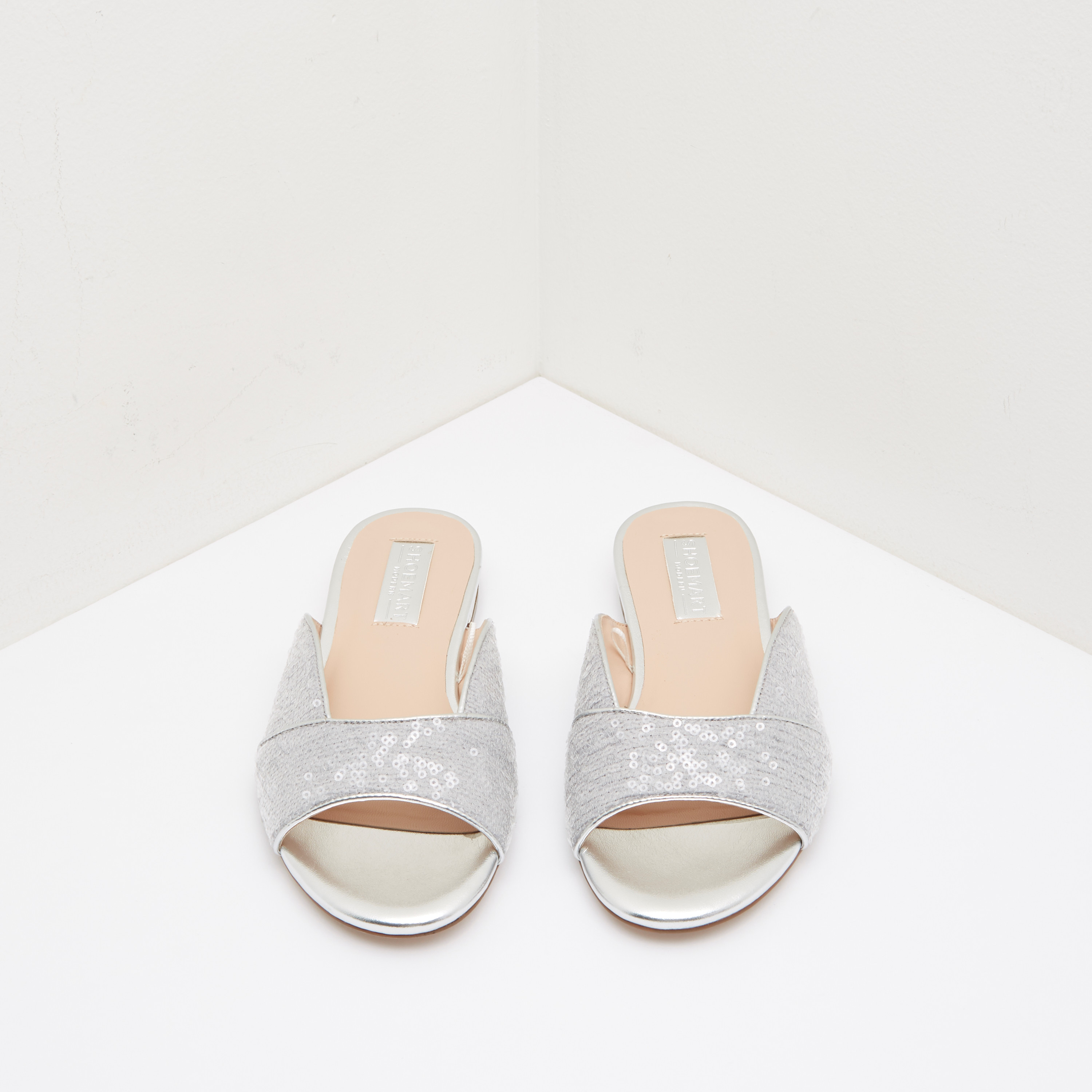 حذاء خفيف بفتحة إصبع وتفاصيل ترتر-women-shoes-flats-sandals-image-7
