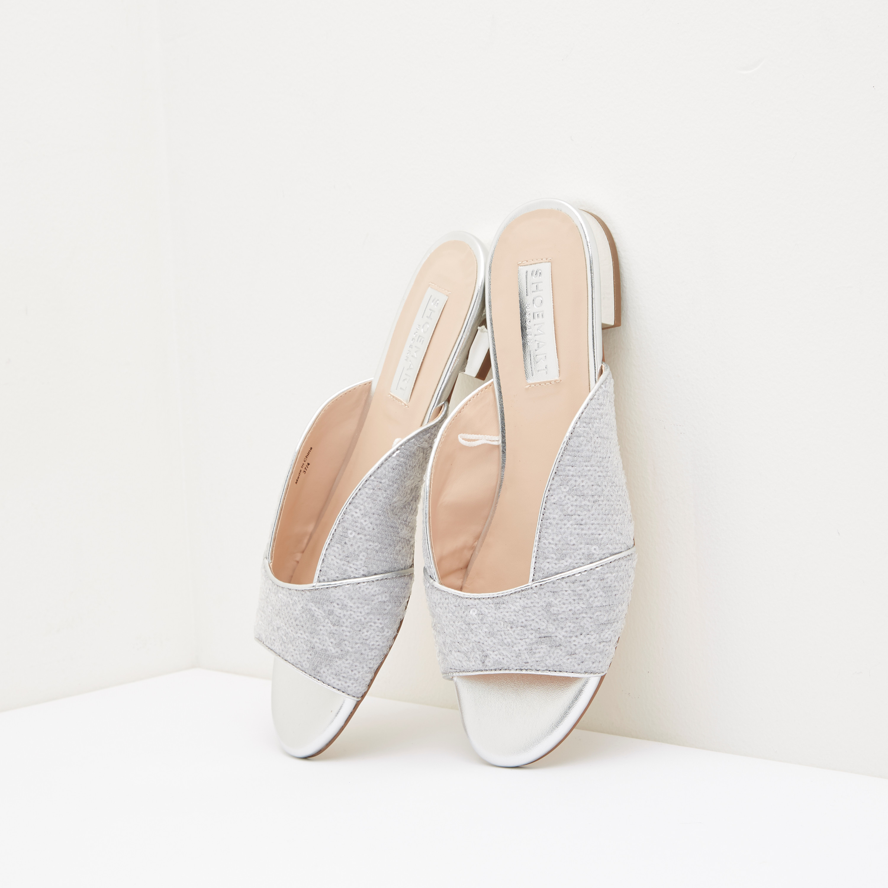 حذاء خفيف بفتحة إصبع وتفاصيل ترتر-women-shoes-flats-sandals-image-8