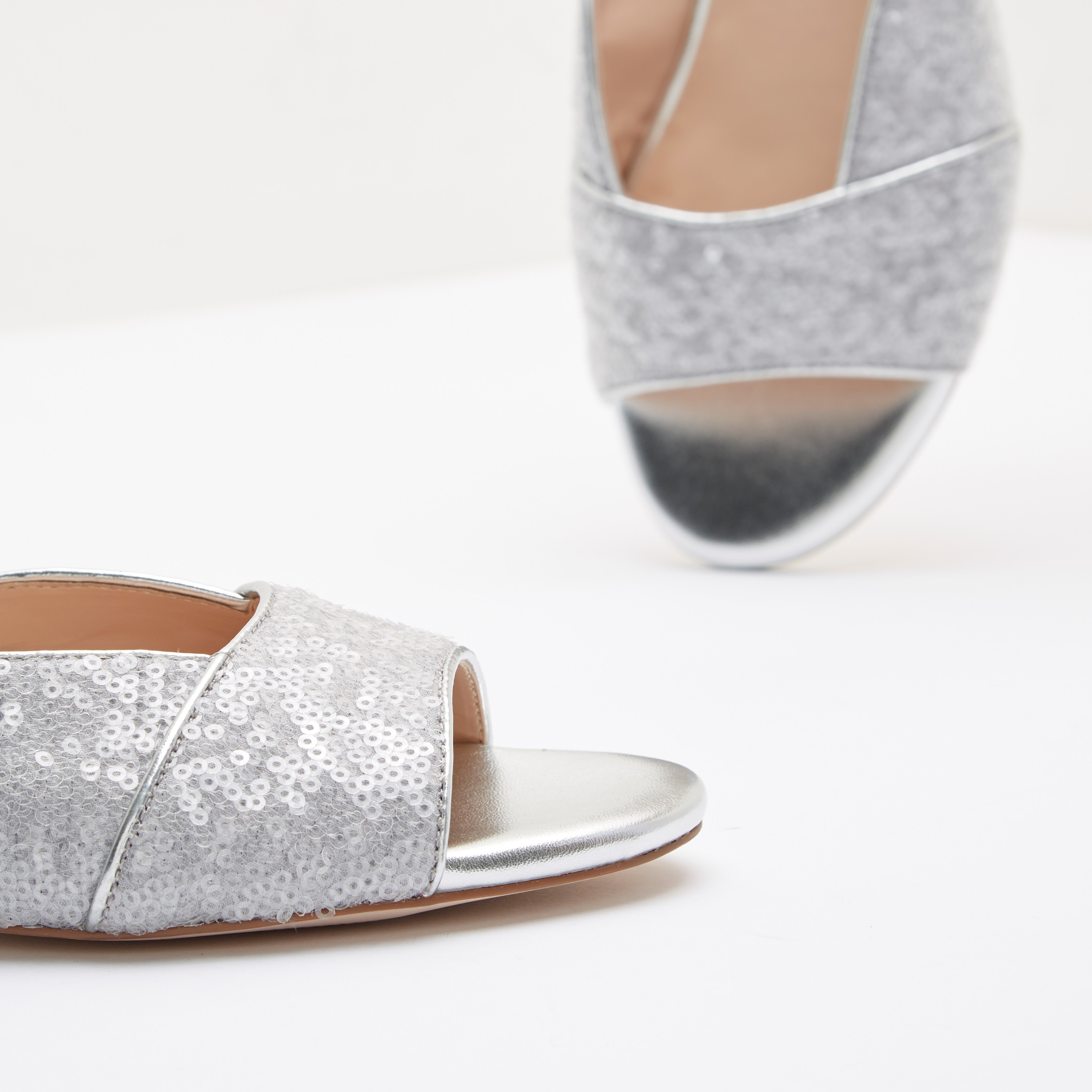 حذاء خفيف بفتحة إصبع وتفاصيل ترتر-women-shoes-flats-sandals-image-9