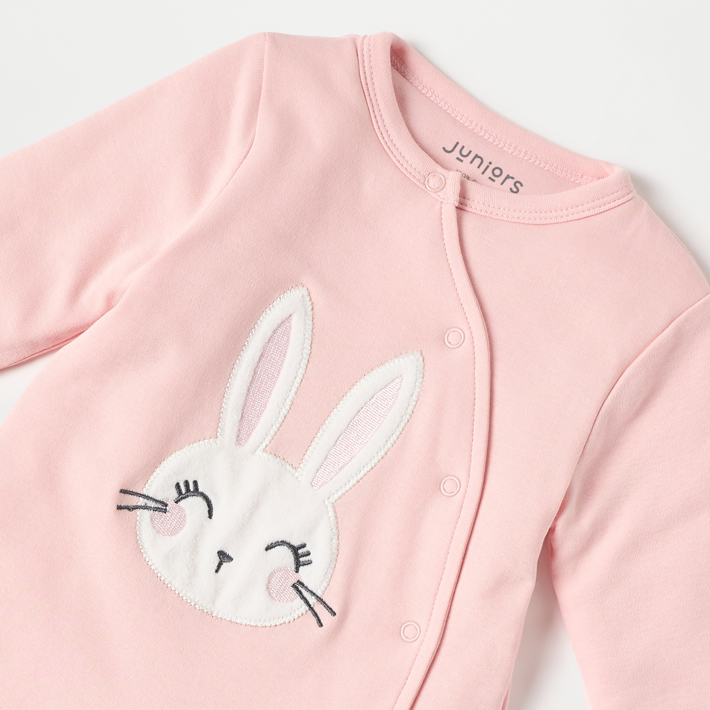 بدلة نوم مغلقة القدمين بأكمام طويلة وأزرار إغلاق بزخارف من جونيورز-baby-girls-clothing-nightwear-sleepsuits-image-3