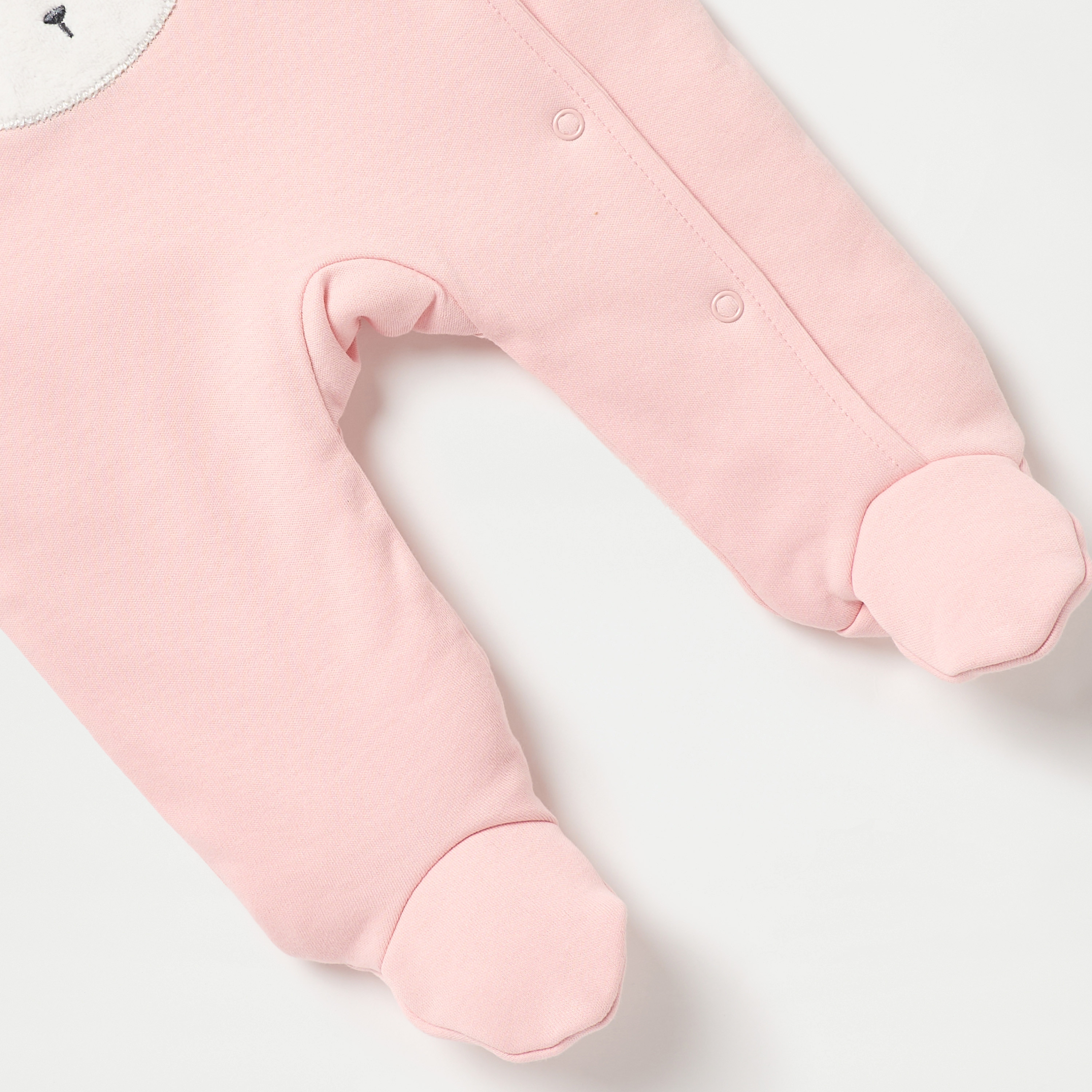 بدلة نوم مغلقة القدمين بأكمام طويلة وأزرار إغلاق بزخارف من جونيورز-baby-girls-clothing-nightwear-sleepsuits-image-4