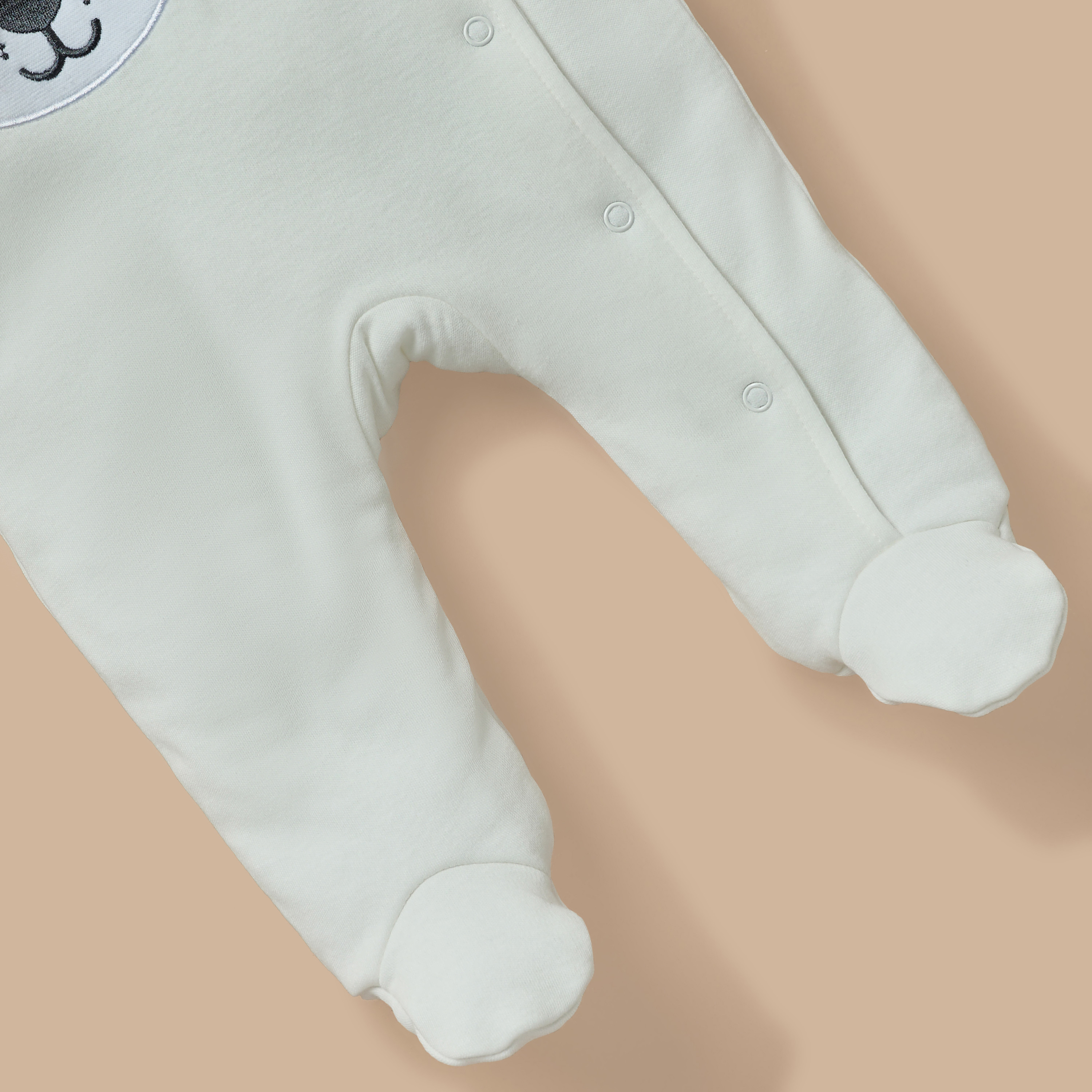 بدلة نوم مبطنة بأكمام طويلة وأزرار إغلاق كبّاسة بزخارف من جونيورز-baby-boys-clothing-nightwear-sleepsuits-image-4