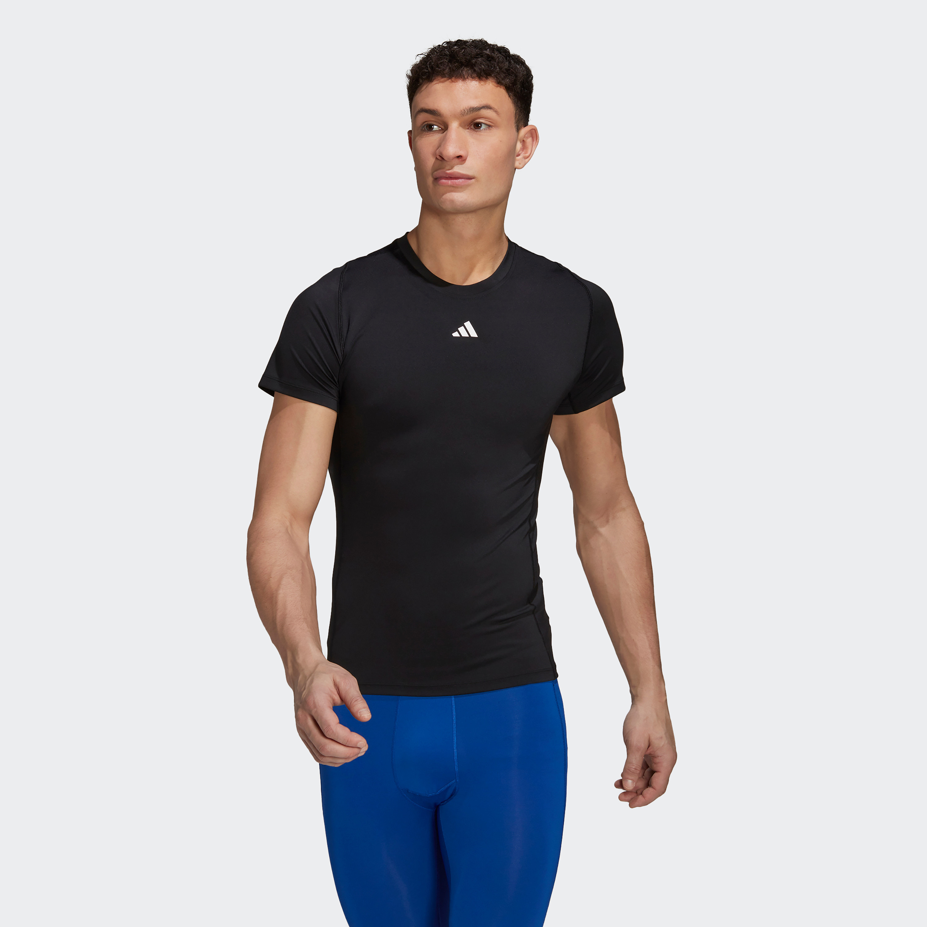  تي شيرت للرجال مطرز بلوجو اديداس-men-clothing-sportswearandactivewear-tshirtsandpolos-image-1
