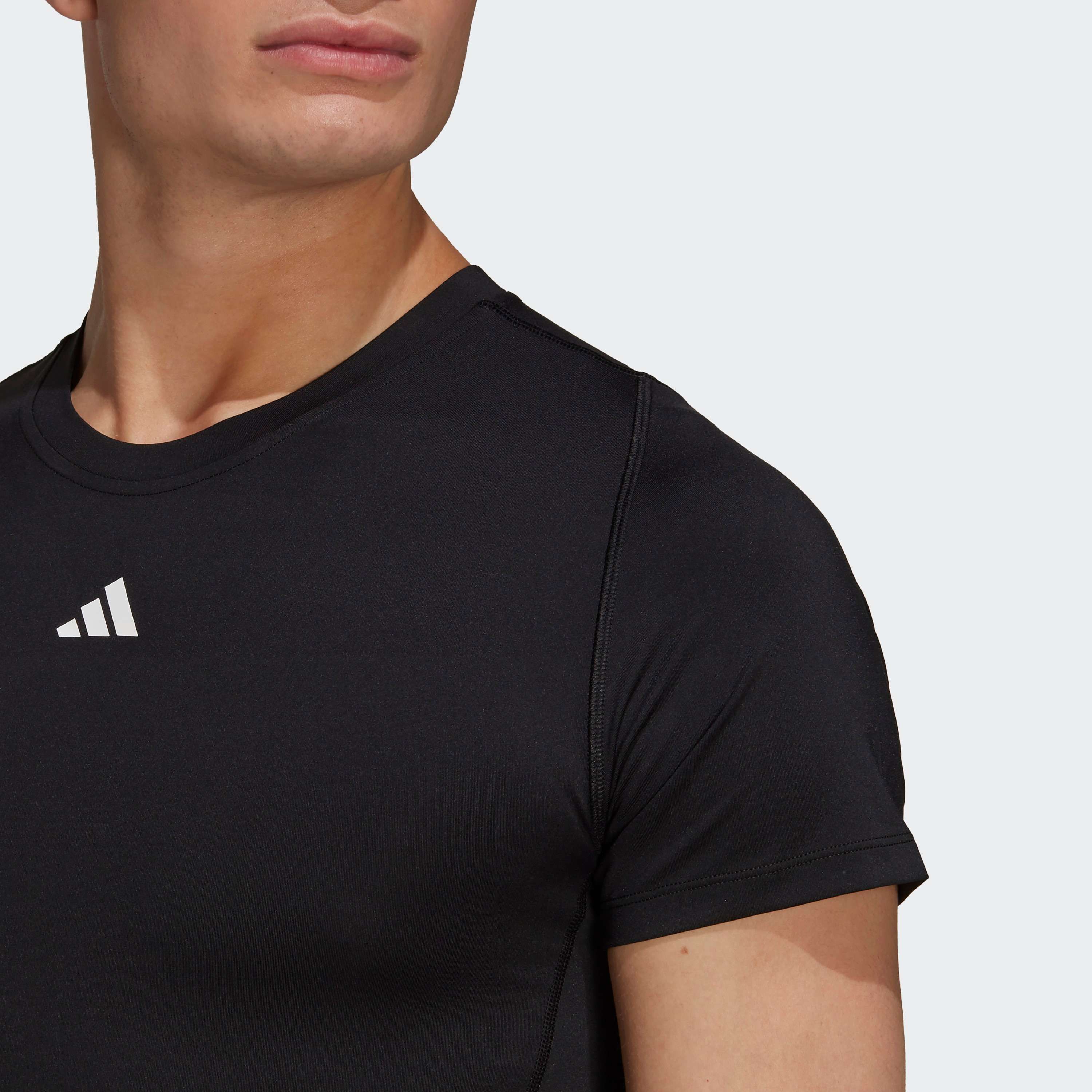  تي شيرت للرجال مطرز بلوجو اديداس-men-clothing-sportswearandactivewear-tshirtsandpolos-image-2