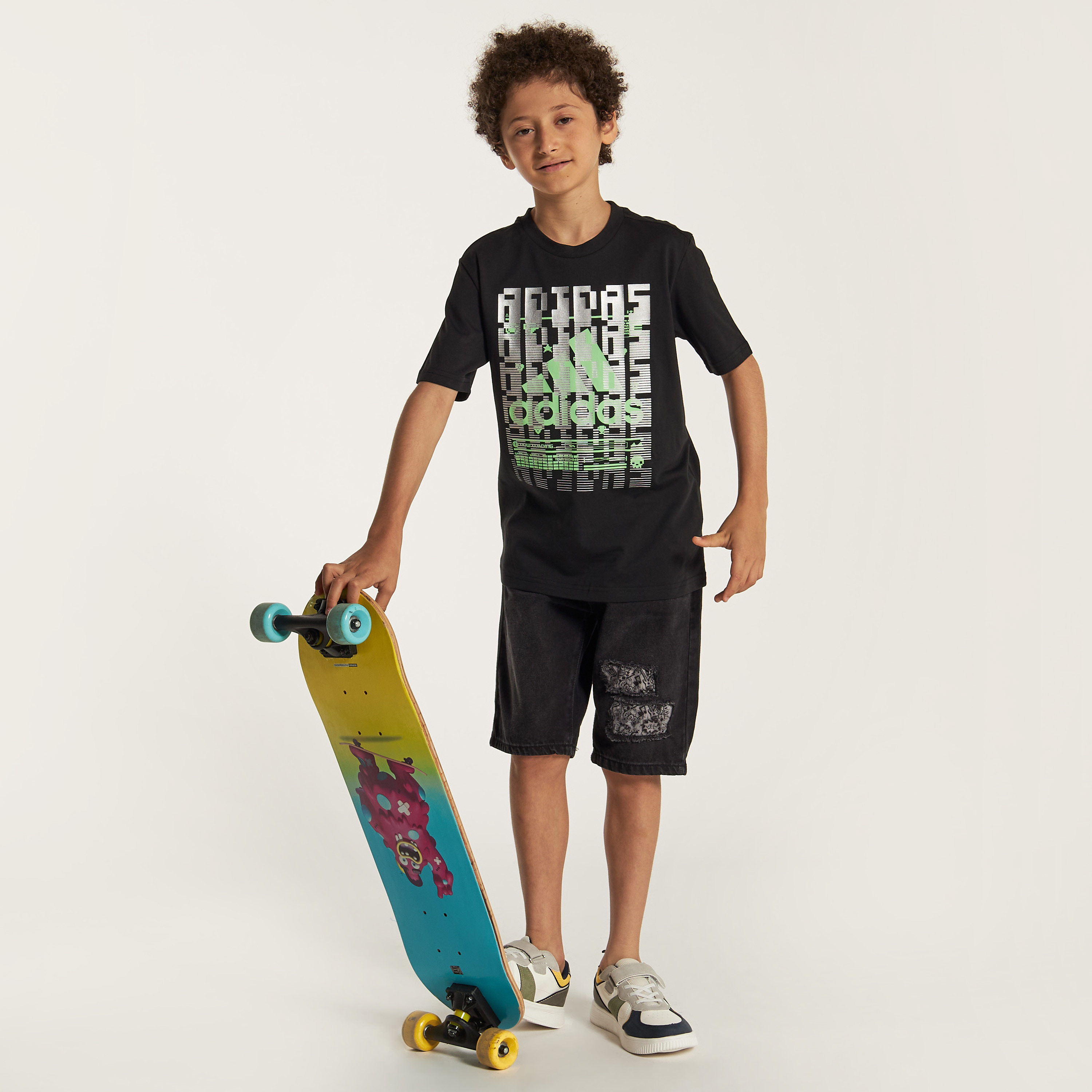 تيشيرت بياقة ضيّقة وأكمام قصيرة وطبعات من أديداس-sports-boys-clothing-tops-image-1
