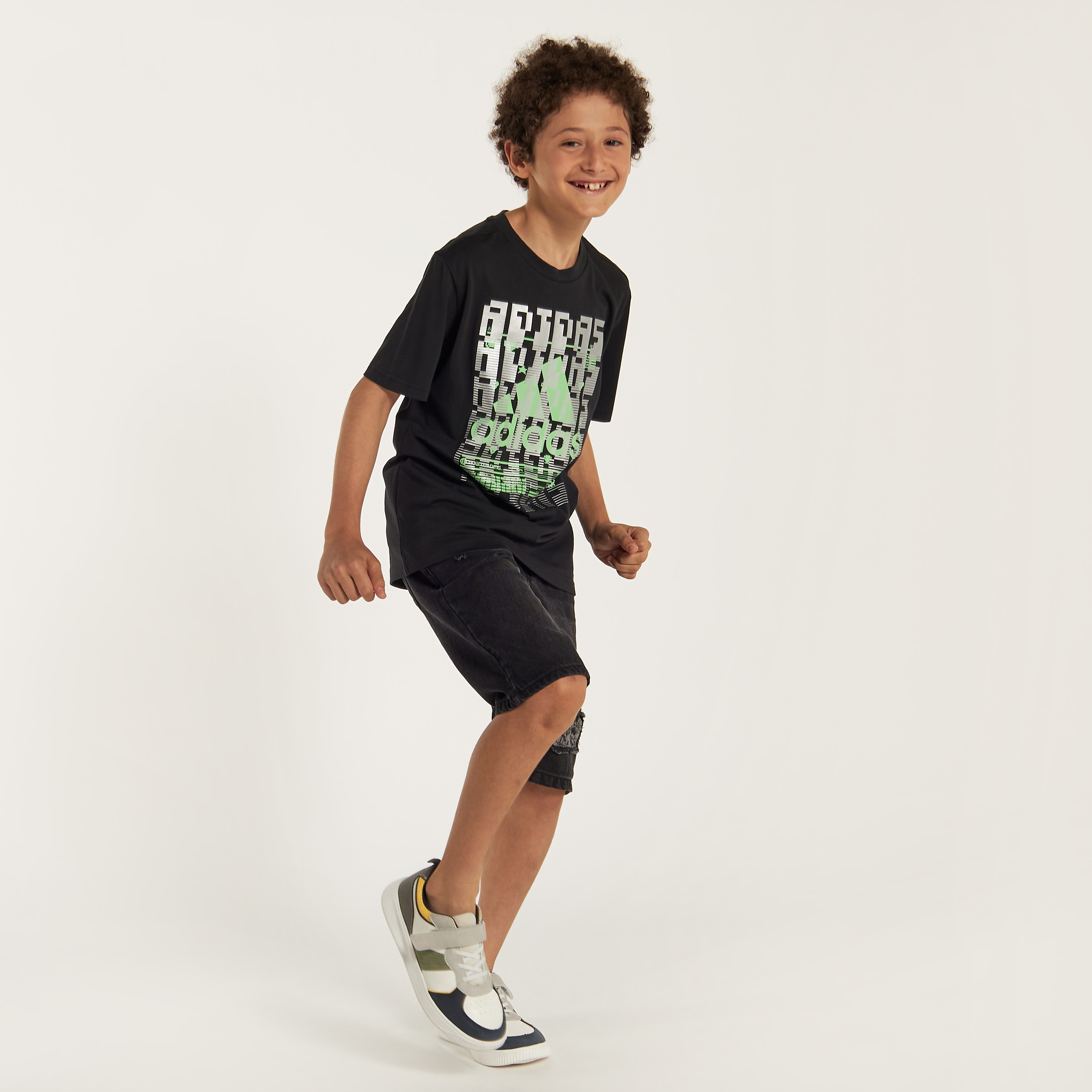 تيشيرت بياقة ضيّقة وأكمام قصيرة وطبعات من أديداس-sports-boys-clothing-tops-image-2