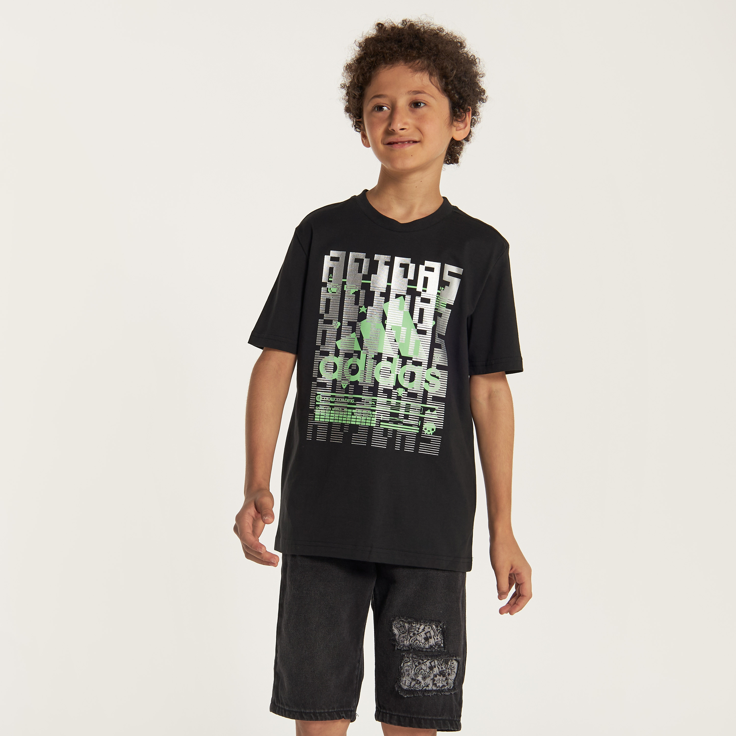 تيشيرت بياقة ضيّقة وأكمام قصيرة وطبعات من أديداس-sports-boys-clothing-tops-image-3