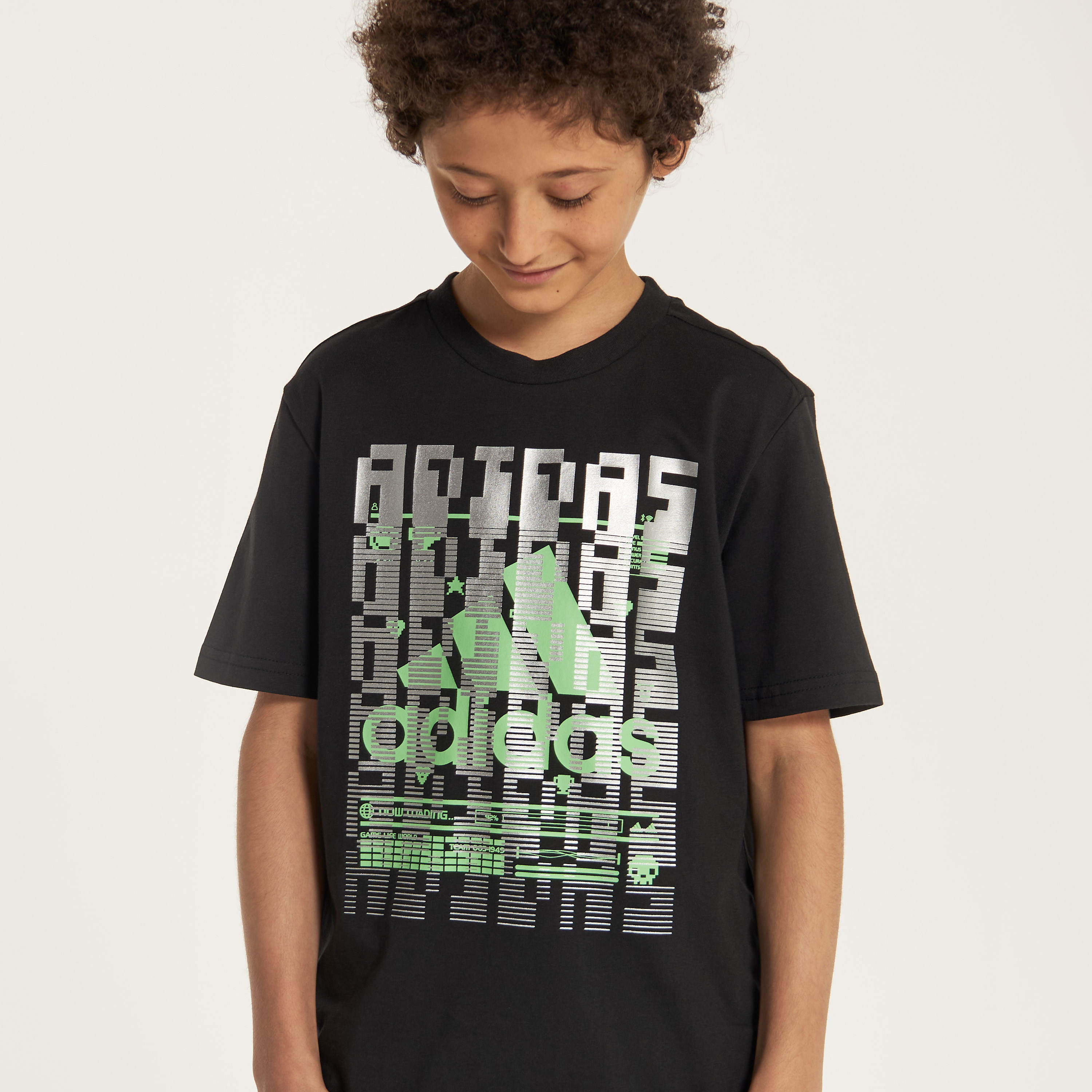 تيشيرت بياقة ضيّقة وأكمام قصيرة وطبعات من أديداس-sports-boys-clothing-tops-image-4
