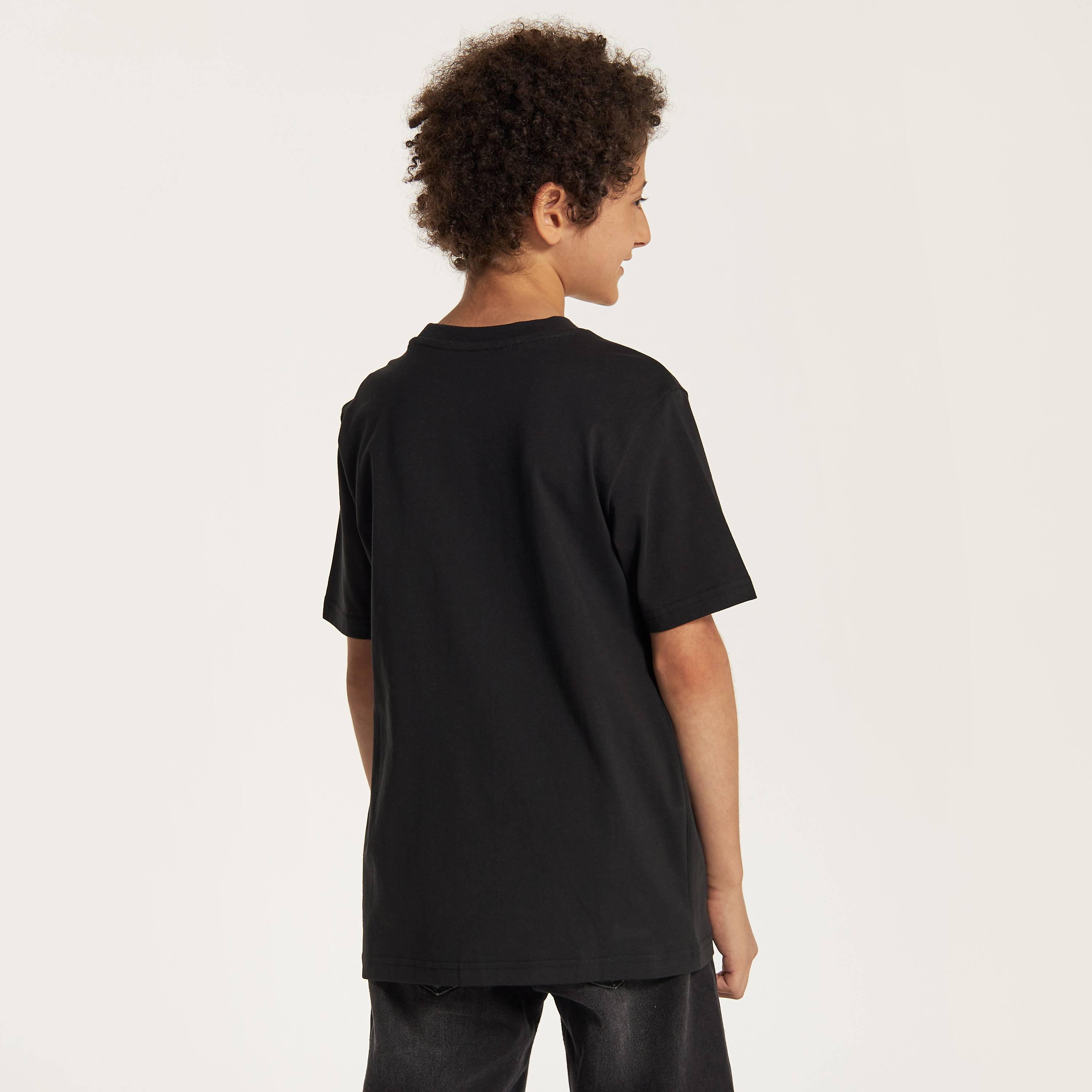 تيشيرت بياقة ضيّقة وأكمام قصيرة وطبعات من أديداس-sports-boys-clothing-tops-image-5